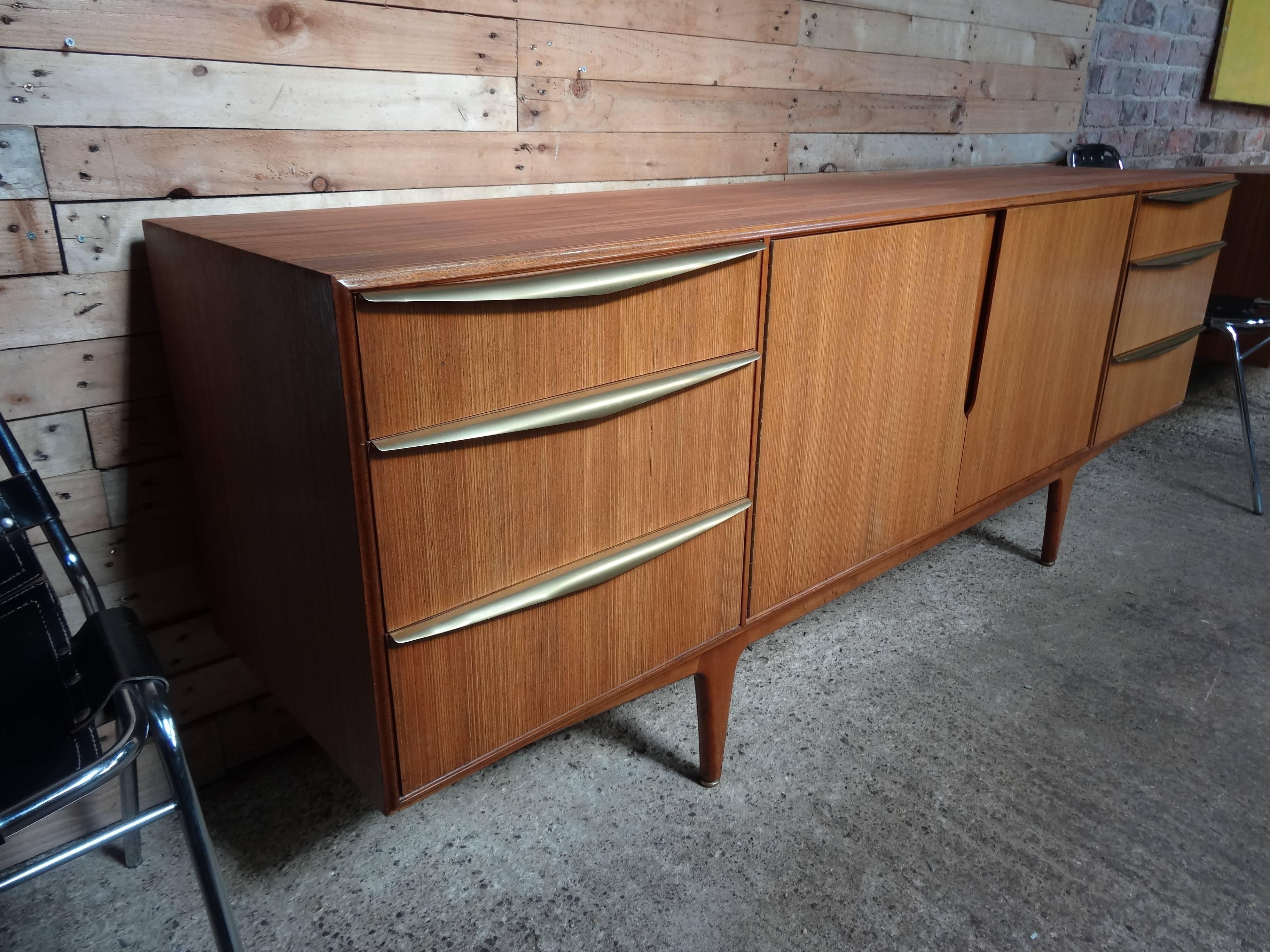 Vintage-Sideboard aus Teakholz mit Messinggriffen von Tom Robertson für McIntosh, 1960er Jahre, Vintage im Angebot 1