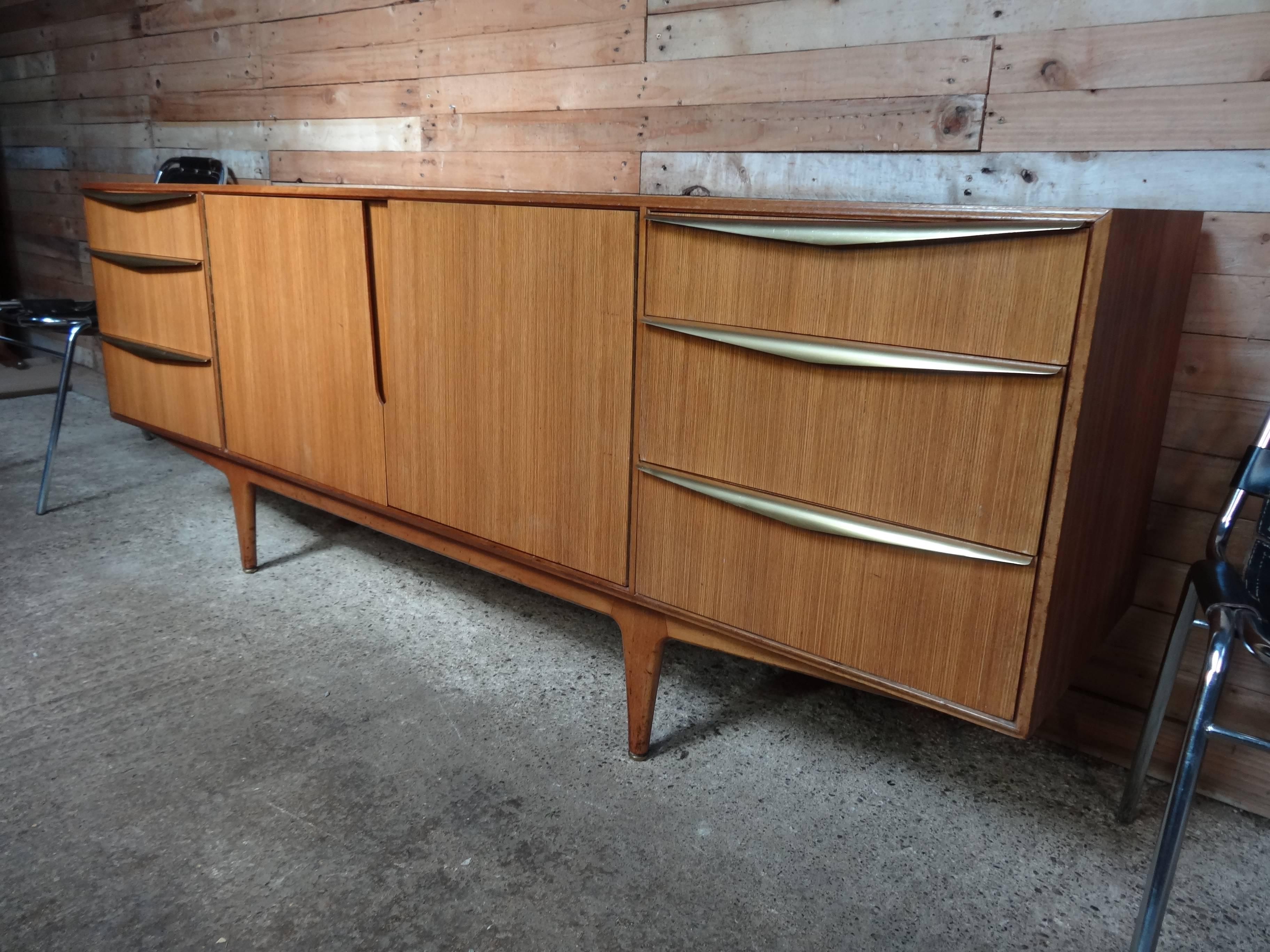 Vintage Retro-Sideboard aus Teakholz und Messing mit Griffen von Tom Robertson für McIntosh, 1960er Jahre im Angebot 3