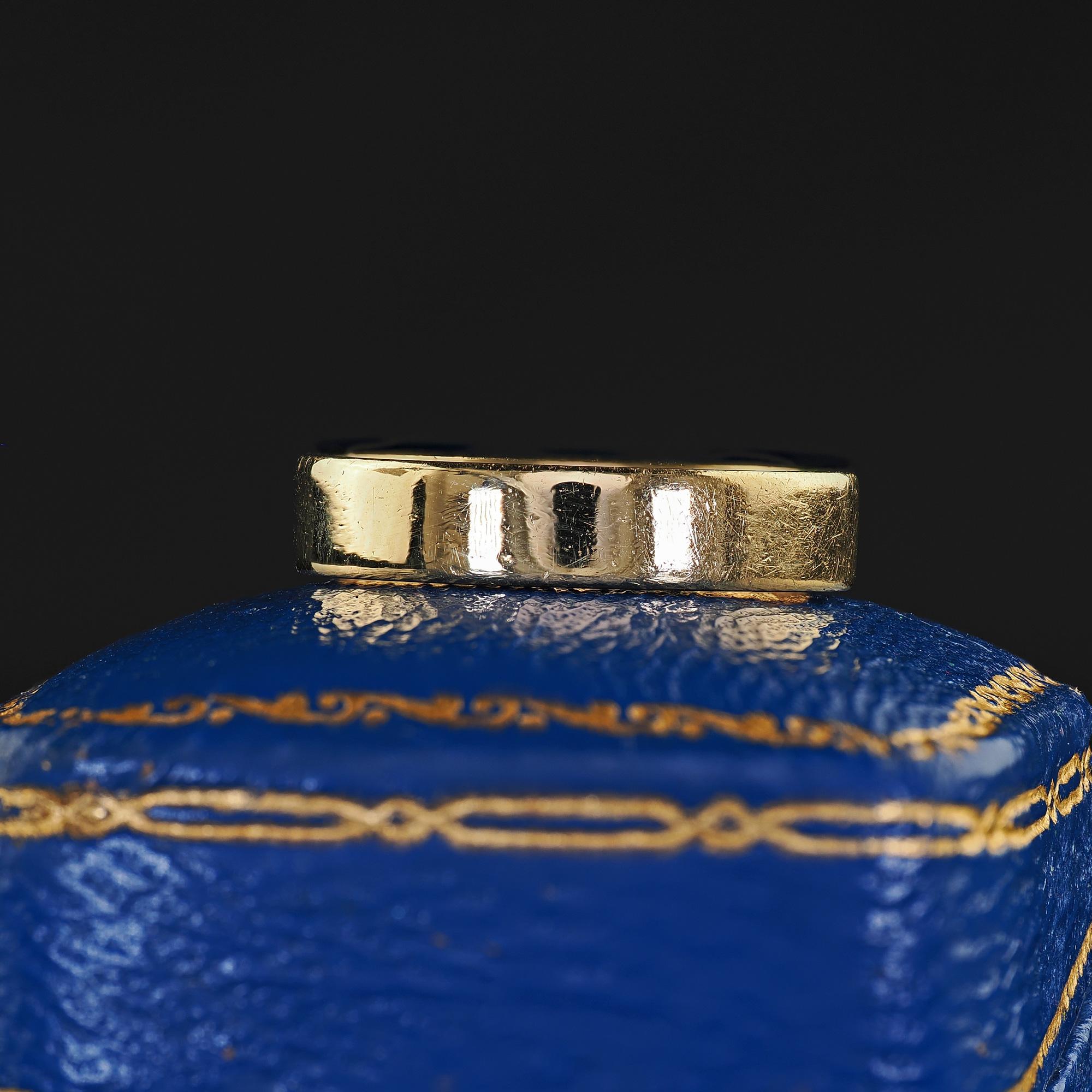 Bellissima fede vintage retrò Tiffany & Co. in oro giallo 18 carati con incisione - misura 5. Questa bellissima fede retro Tiffany & Co. con incisione è realizzata in oro giallo 18 carati. L'anello ha una classica finitura liscia sulla parte