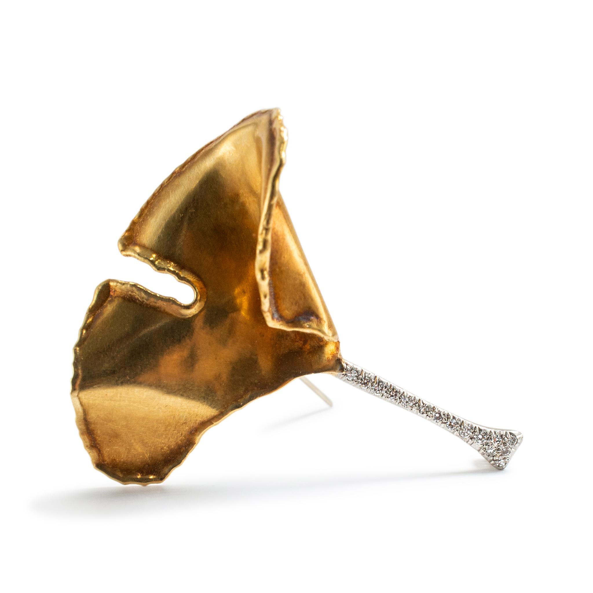 Fatta a mano, TIFFANY & CO. Oro giallo 18 carati e platino 900, spilla vintage con diamanti. La spilla misura circa 2,00 pollici di lunghezza e pesa in totale 6,59 grammi. Inciso con 