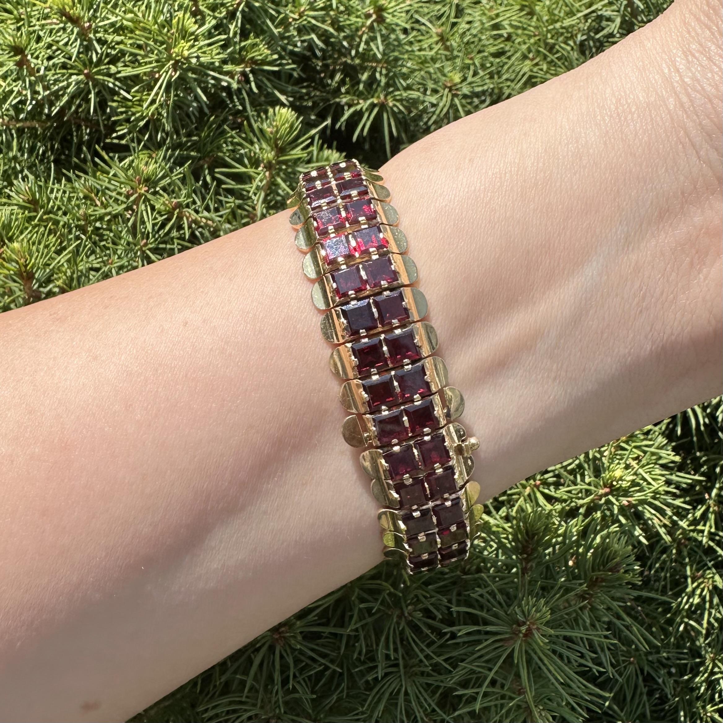 Vintage Retro Tiffany & Co. Massiv Gold Rot Granat 2 Row ausgestellte Ränder Armband im Angebot 5