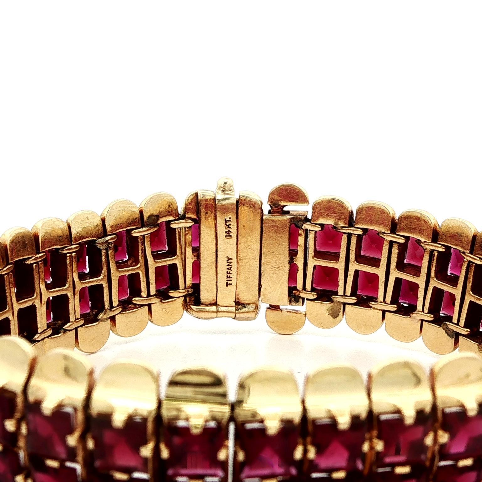 Vintage Retro Tiffany & Co. Massiv Gold Rot Granat 2 Row ausgestellte Ränder Armband (Carréeschliff) im Angebot