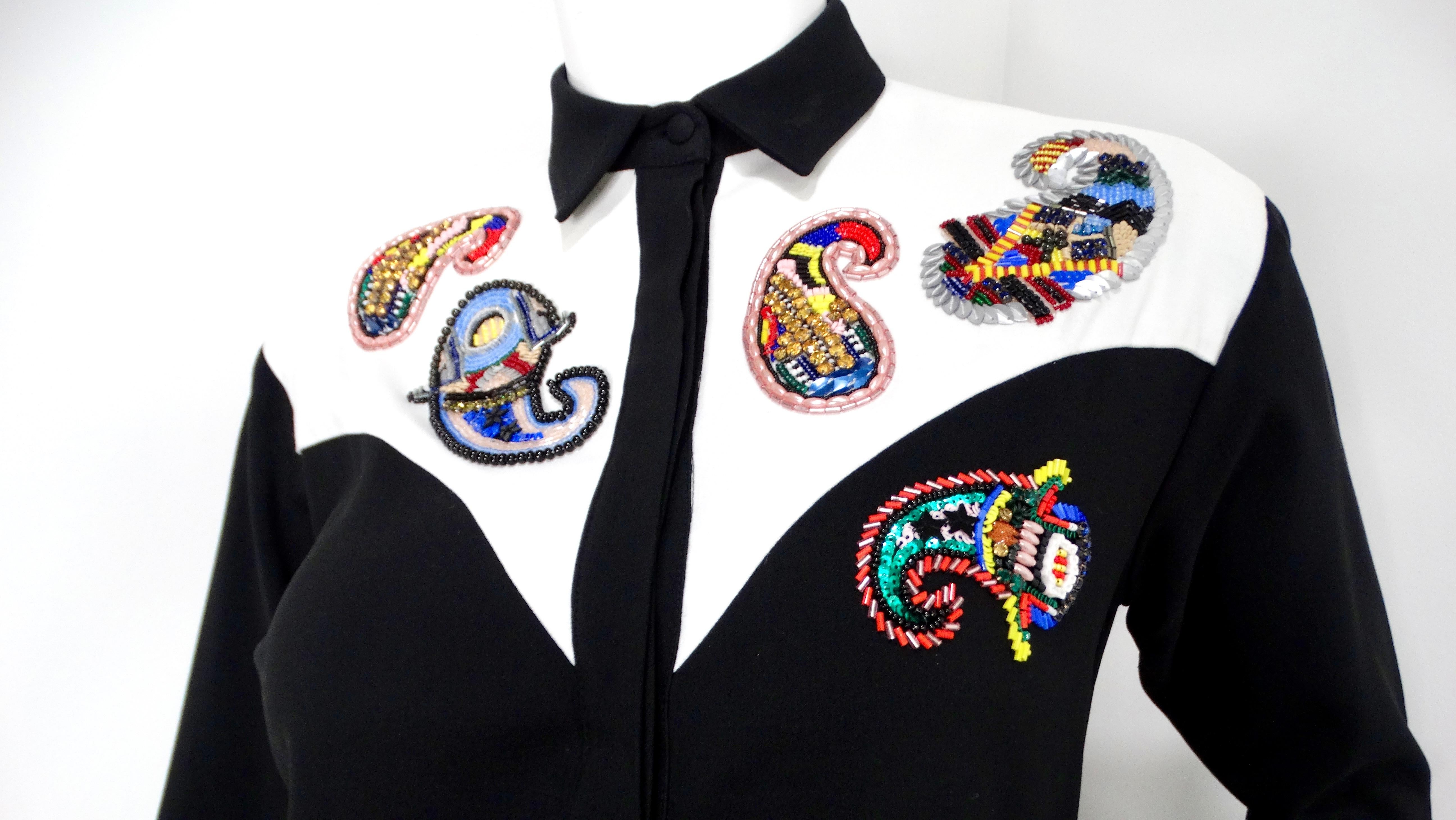 Entra in un mondo di eleganza senza tempo con il nostro Vintage Retro Western Beaded Paisley Motif Button-Up Long-Sleeve Dress. Questo sorprendente miniabito presenta una base nera classica che crea un contrasto straordinario con l'intricato motivo