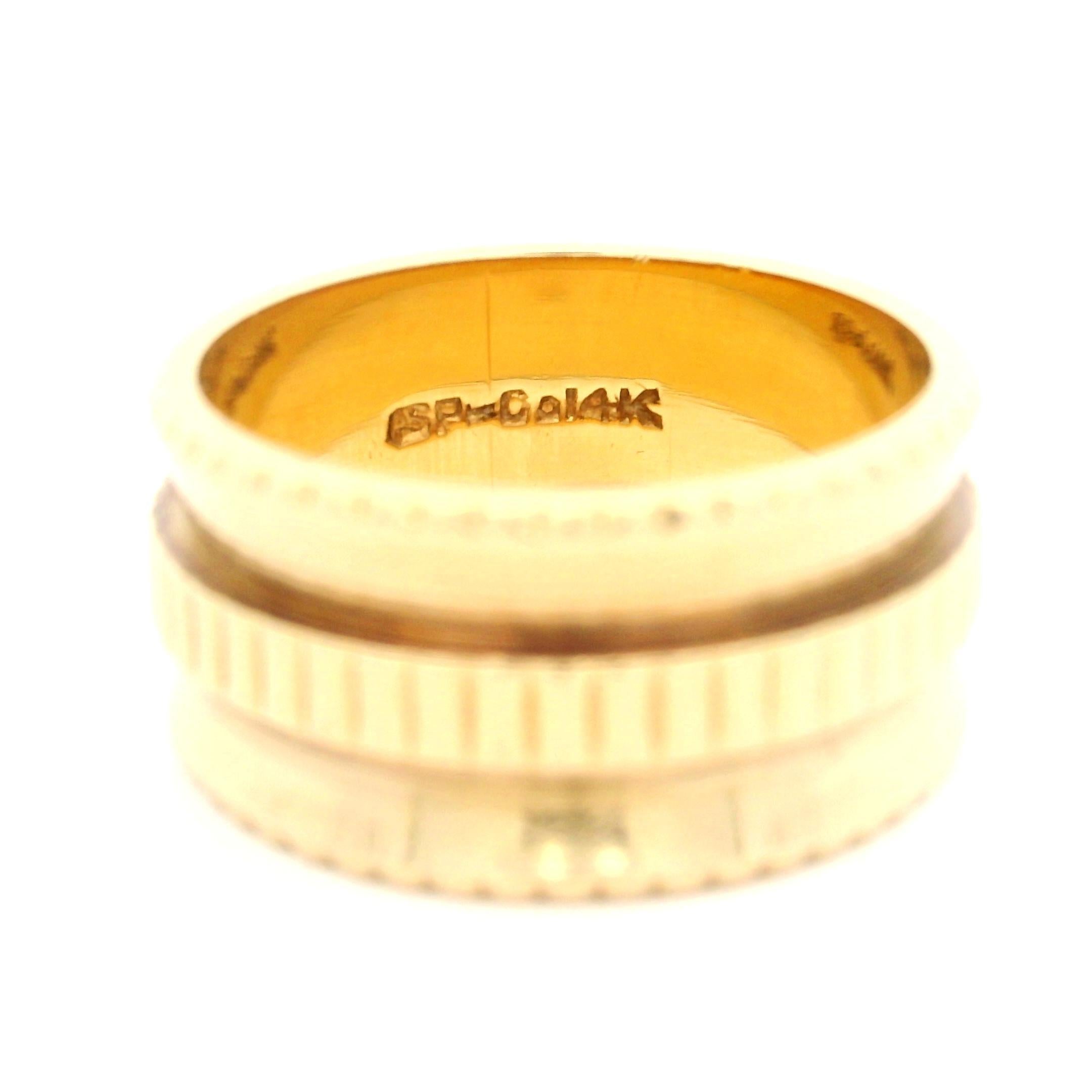 Vintage Retro Yellow Gold 9.9mm Wide Concave Fluted Center Band Ring In Good Condition For Sale In Montclair, NJ