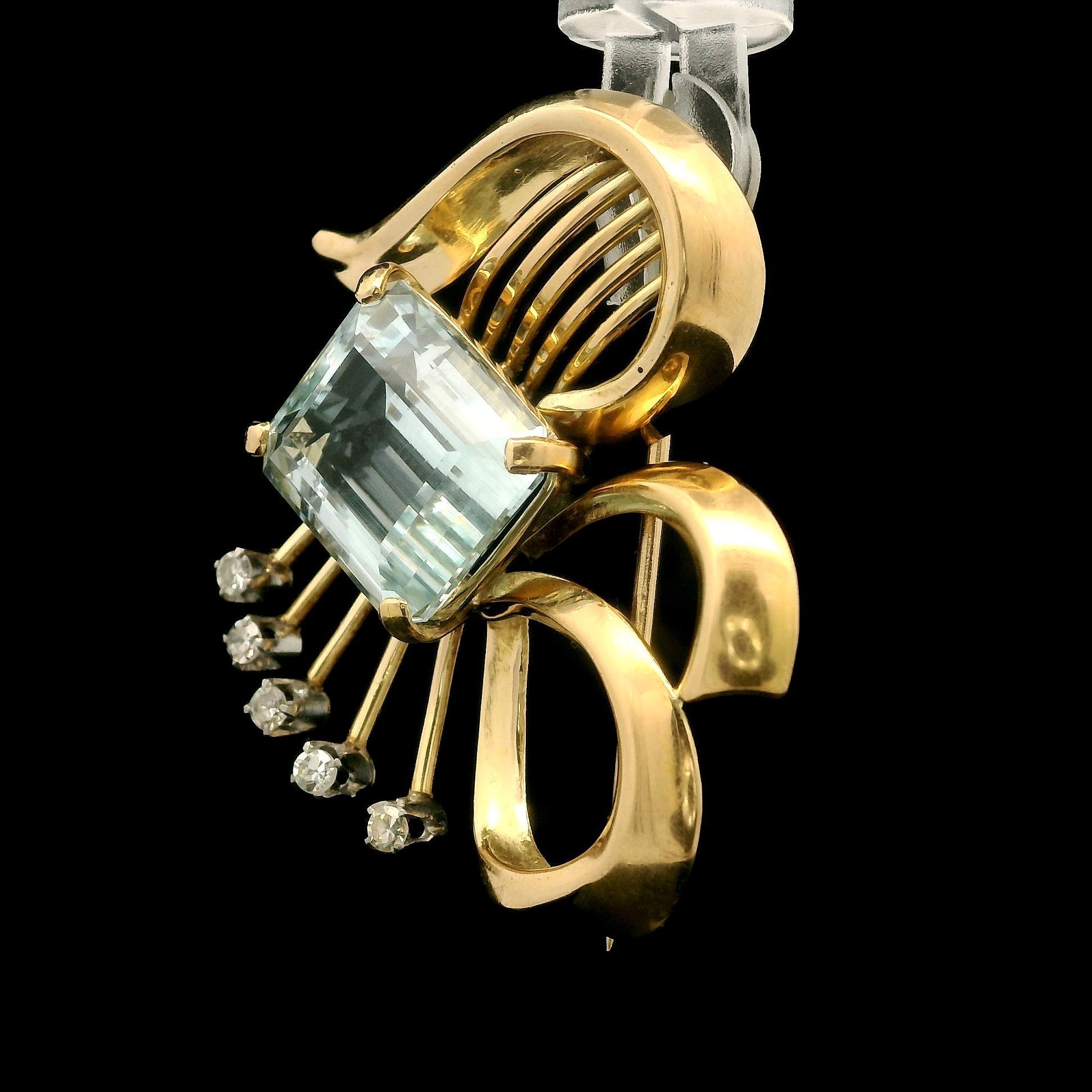 --Stein(e):--
(1) Natürlicher echter Aquamarin - rechteckiger Schliff - Zackenfassung - hell- bis mittelblaue Farbe - 13,18x11,17mm - 5,50ct (ca.)
(5) Natürliche echte Diamanten - Einzelschliff - Zackenfassung - schöne weiße Brillantfarbe - 0,15ctw