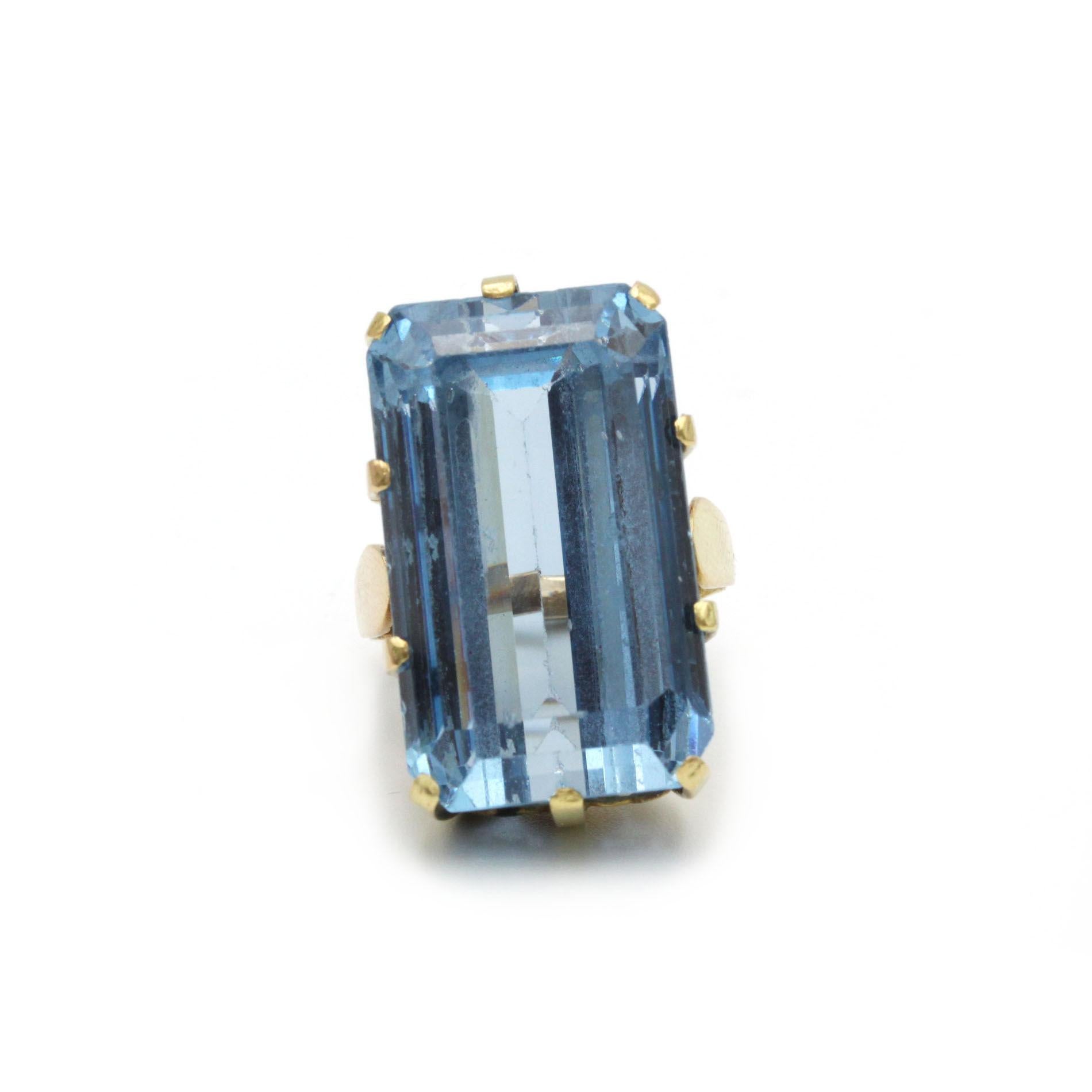 Remontez le temps avec cette superbe bague rétro vintage réalisée en or jaune 18 carats. Mettant en valeur une grande pierre précieuse topaze bleue captivante, cette bague respire l'élégance intemporelle et la sophistication audacieuse. La monture