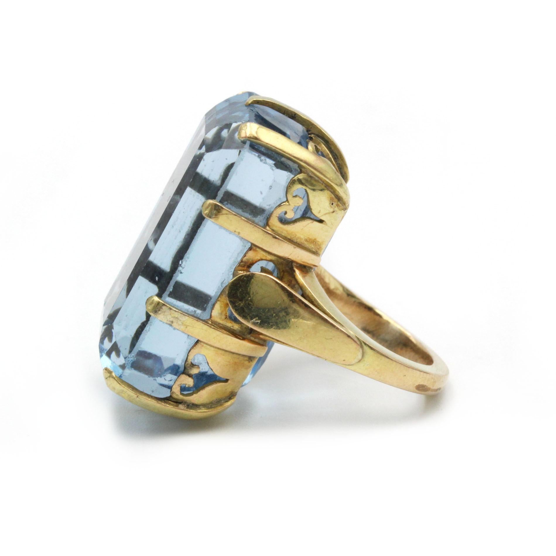 Rétro Bague rétro vintage en or jaune avec topaze bleue en vente
