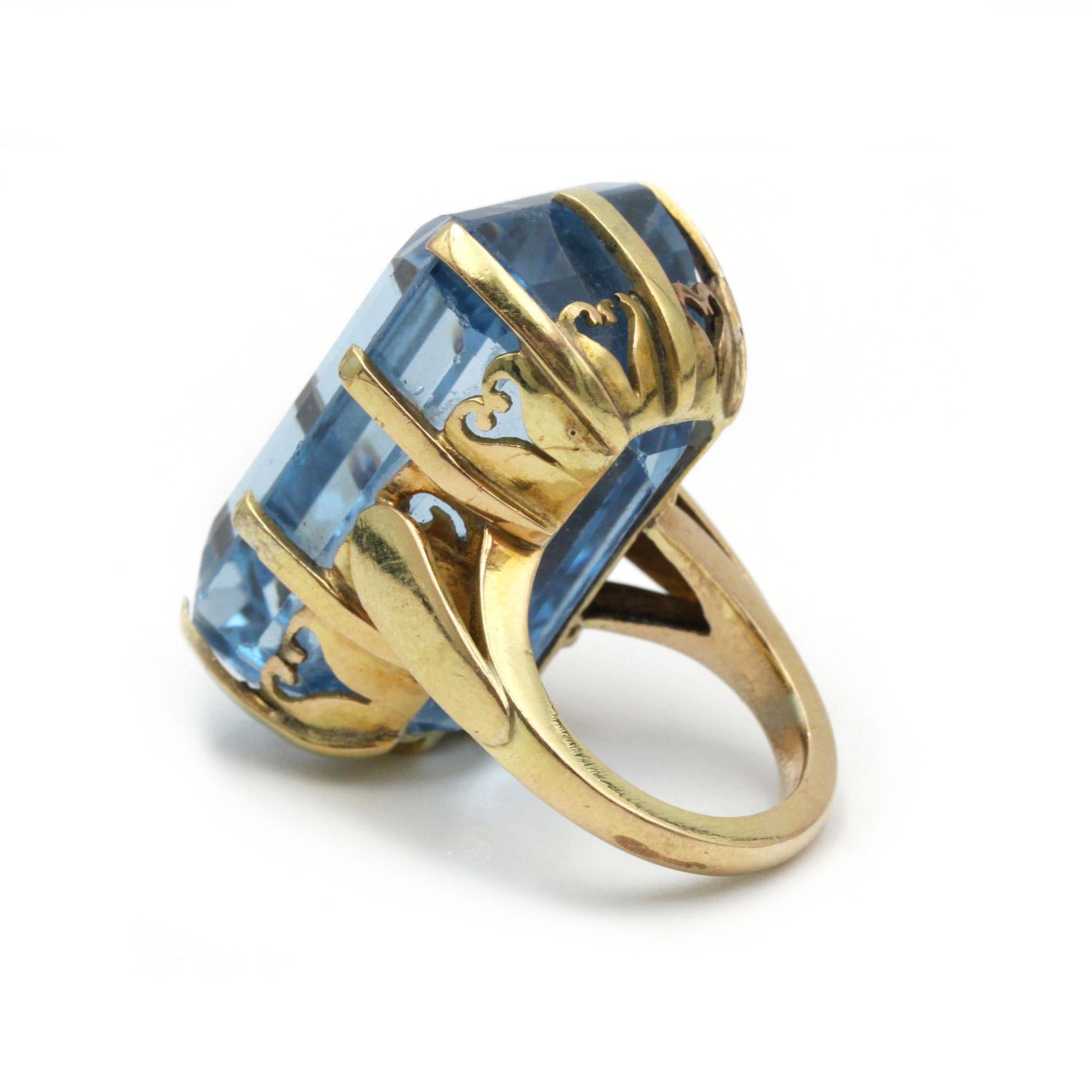 Taille émeraude Bague rétro vintage en or jaune avec topaze bleue en vente