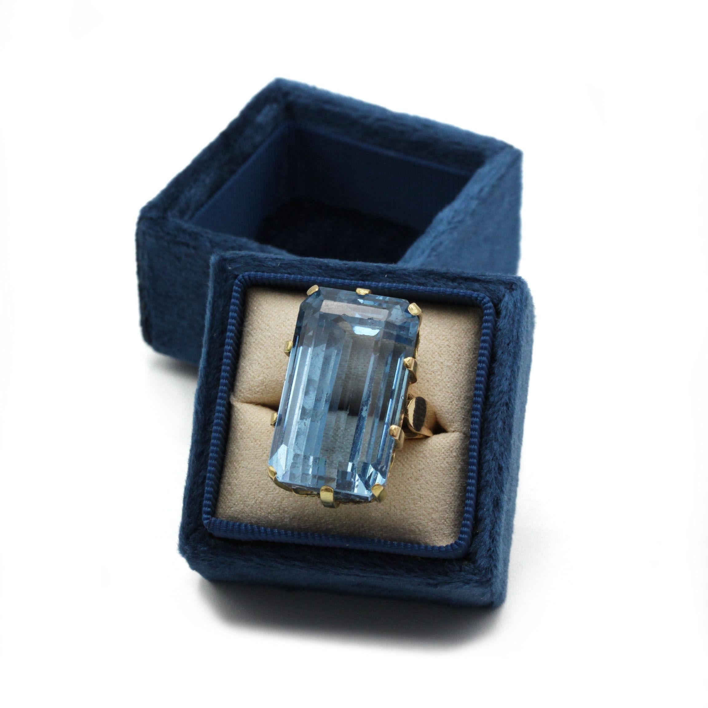 Bague rétro vintage en or jaune avec topaze bleue Pour femmes en vente