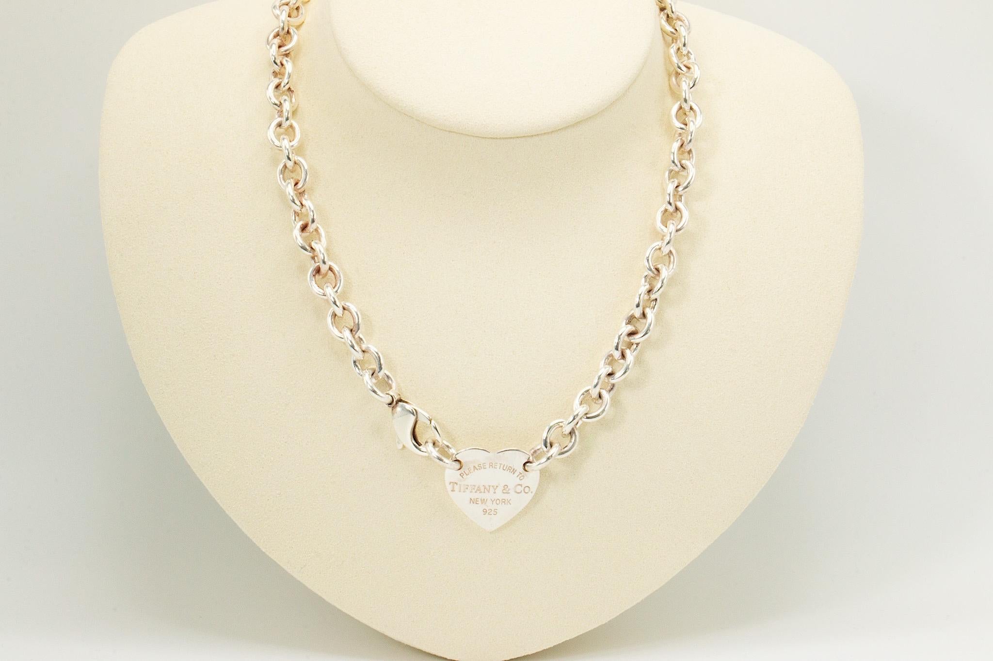 Vintage Rückkehr zu Tiffany & Co Sterling Silber Herz Tag Choker Halskette

Diese Vintage-Halskette von Tiffany & Co. zeigt den ikonischen 