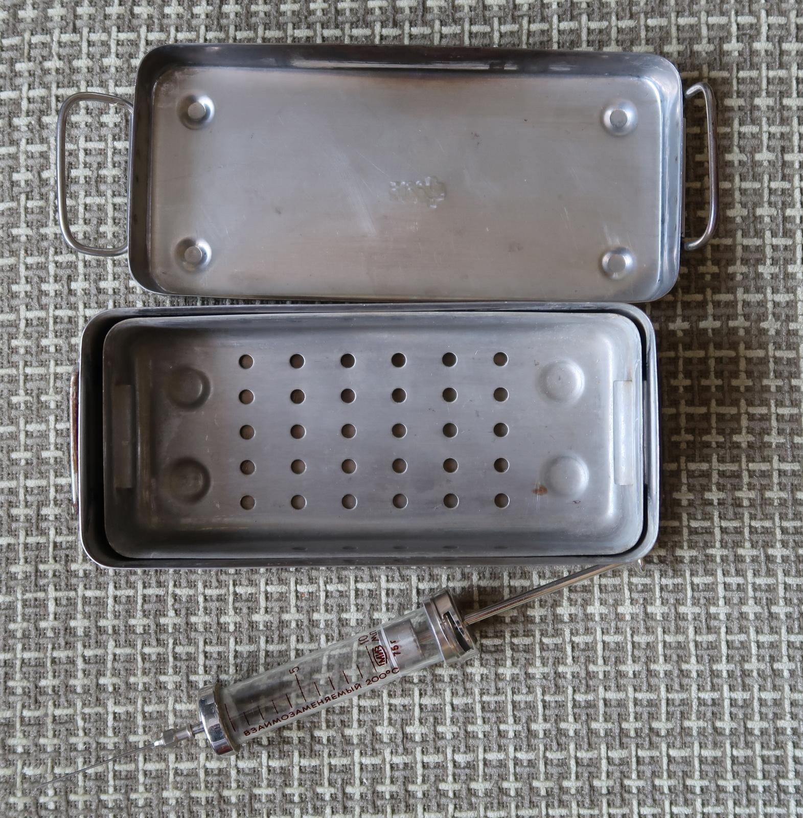 Descrizione: Scopri un pezzo di storia con questo set vintage di многоразовый советский шприц (siringa di vetro sovietica riutilizzabile). Progettata per resistere a temperature fino a 200 gradi Celsius, questa siringa in vetro da 10 ml è dotata di