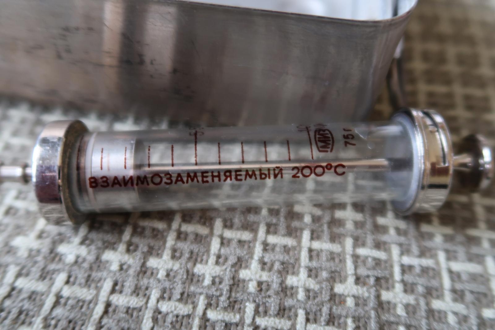 Set di siringhe di vetro sovietiche riutilizzabili vintage: Durevole e sterilizzabile, 1J188 In condizioni buone in vendita a Bordeaux, FR