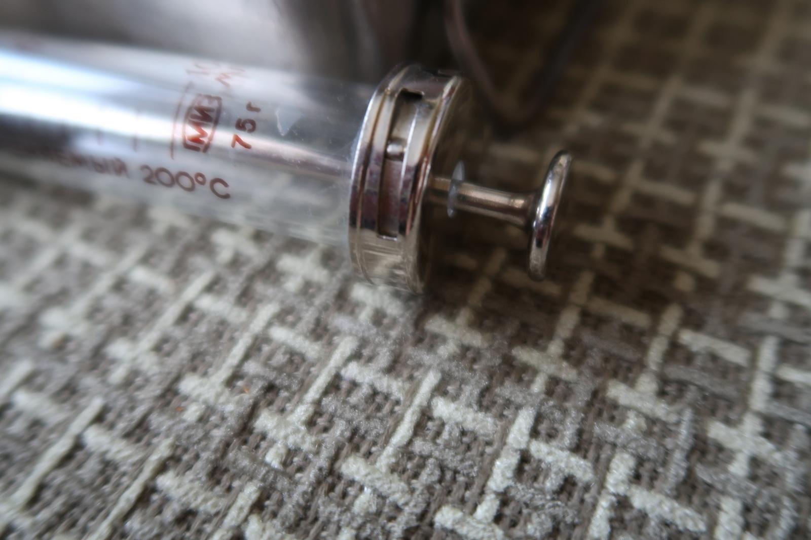 Metà XX secolo Set di siringhe di vetro sovietiche riutilizzabili vintage: Durevole e sterilizzabile, 1J188 in vendita
