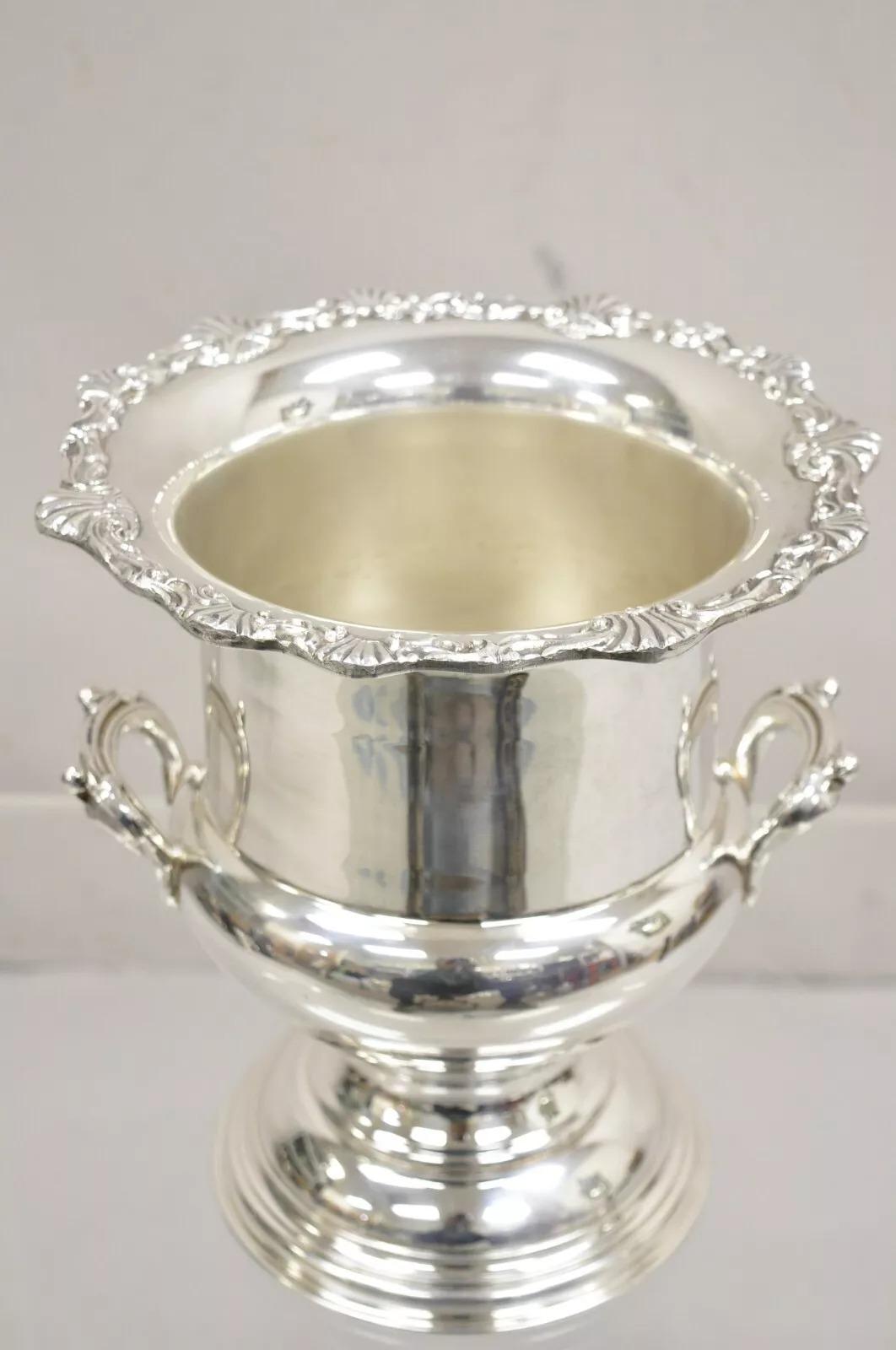 Vintage Rever Victorian Silver Plated Trophy Cup Champagne Chiller Ice Bucket. Circa metà del XX secolo. Misure: 10