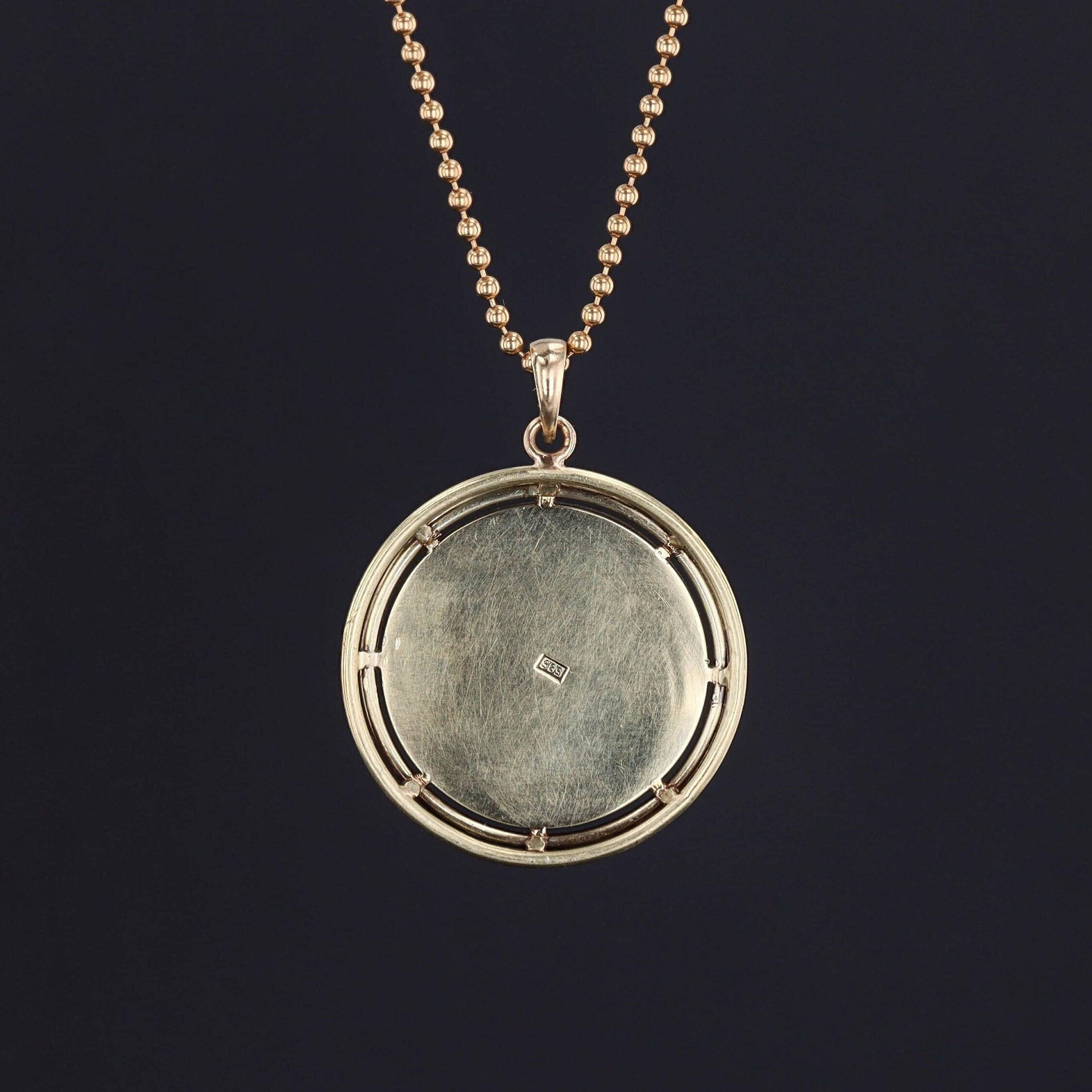 Ce pendentif floral coloré était à l'origine une broche vintage (circa 1940-1950) transformée en retirant les conclusions de l'épingle et en ajoutant une attache en or 14k. Le pendentif est en or 14 carats et contient un cristal peint à l'envers de