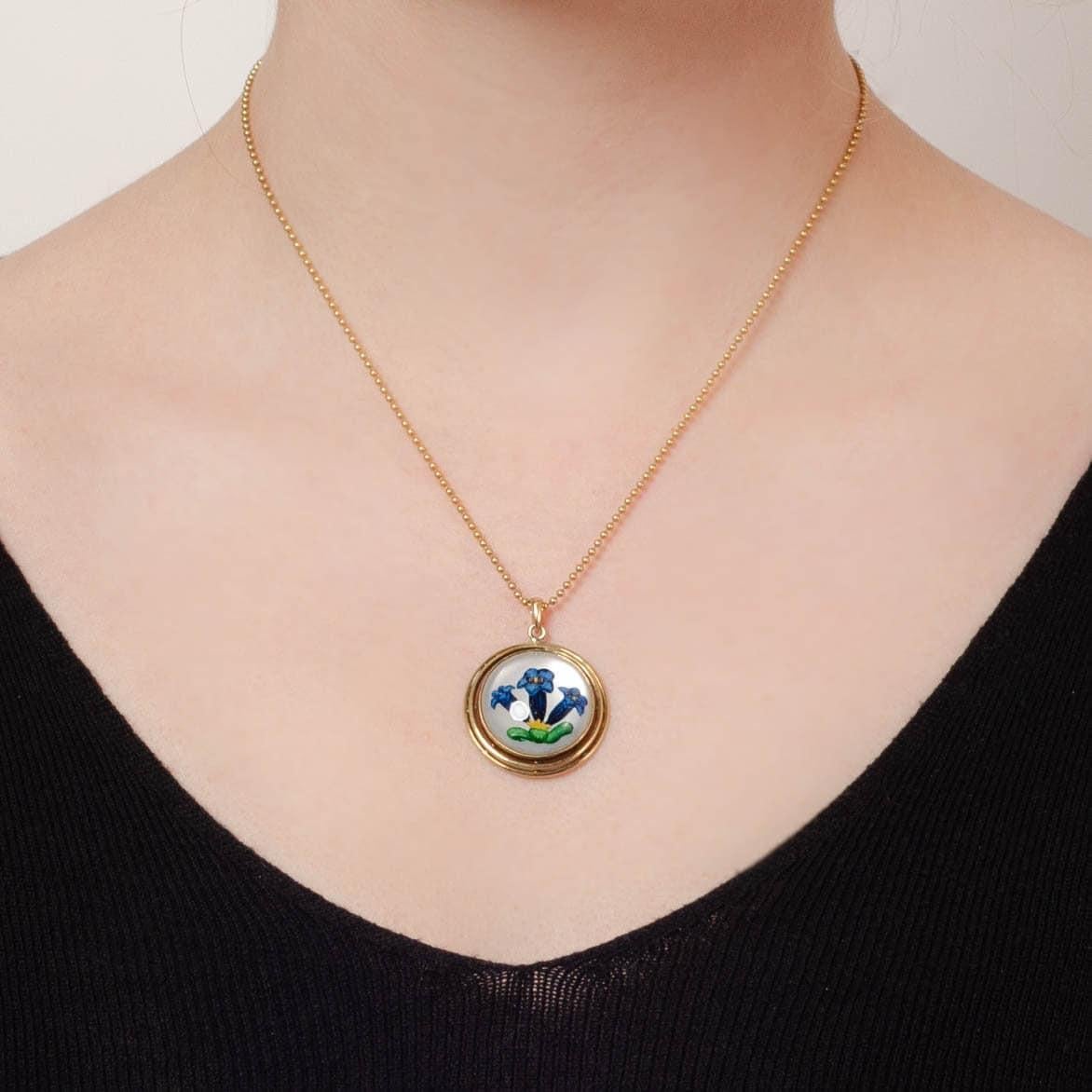 Collier vintage de fleurs en cristal peint à l'envers en or 14k en vente 1