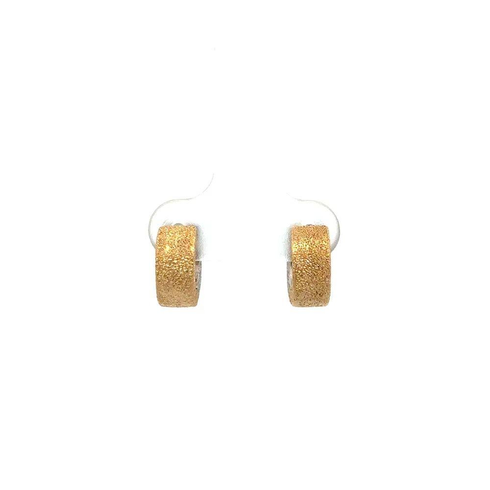 Modernista Orecchini Huggie Hoop reversibili a due tonalità in oro sabbiato in vendita