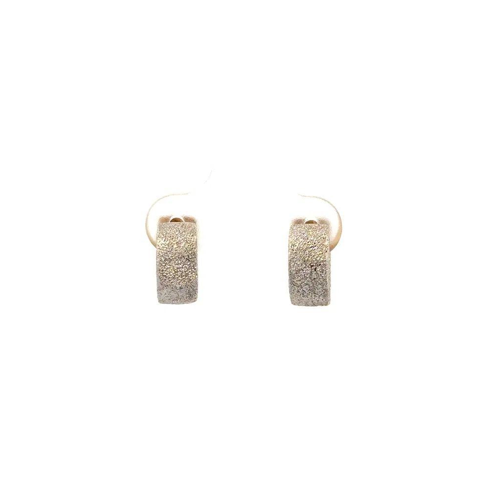 Orecchini Huggie Hoop reversibili a due tonalità in oro sabbiato In condizioni ottime in vendita a Montreal, QC