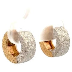Orecchini Huggie Hoop reversibili a due tonalità in oro sabbiato