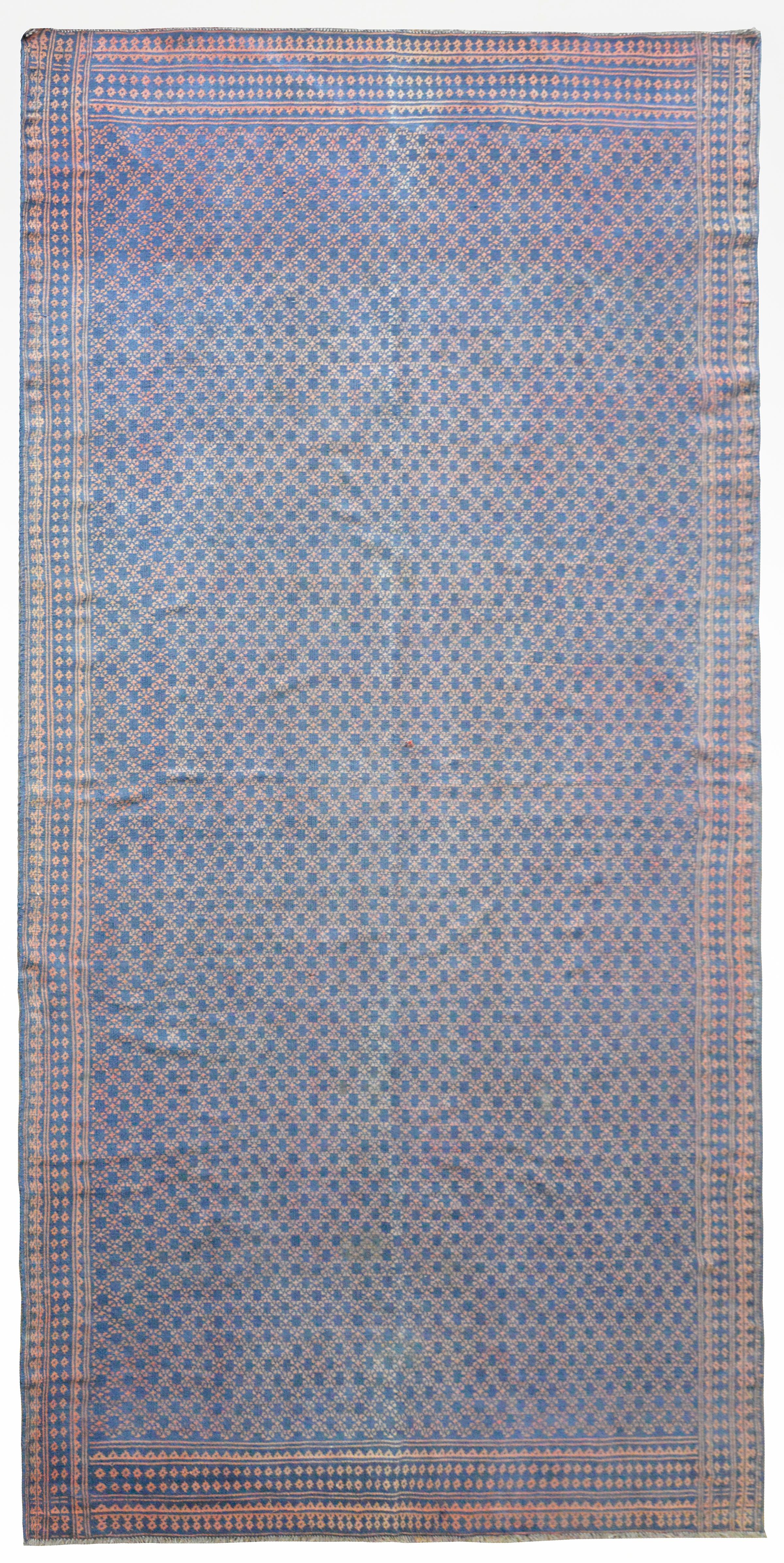 Ein wundervoller, reversibler persischer Saveh-Baumwollkelim aus der Mitte des 20. Jahrhunderts mit einem ganzflächigen geometrischen Sternmuster in Indigo und Karminrot, umgeben von einer breiten, geometrisch gemusterten Bordüre. Die Farben zeigen