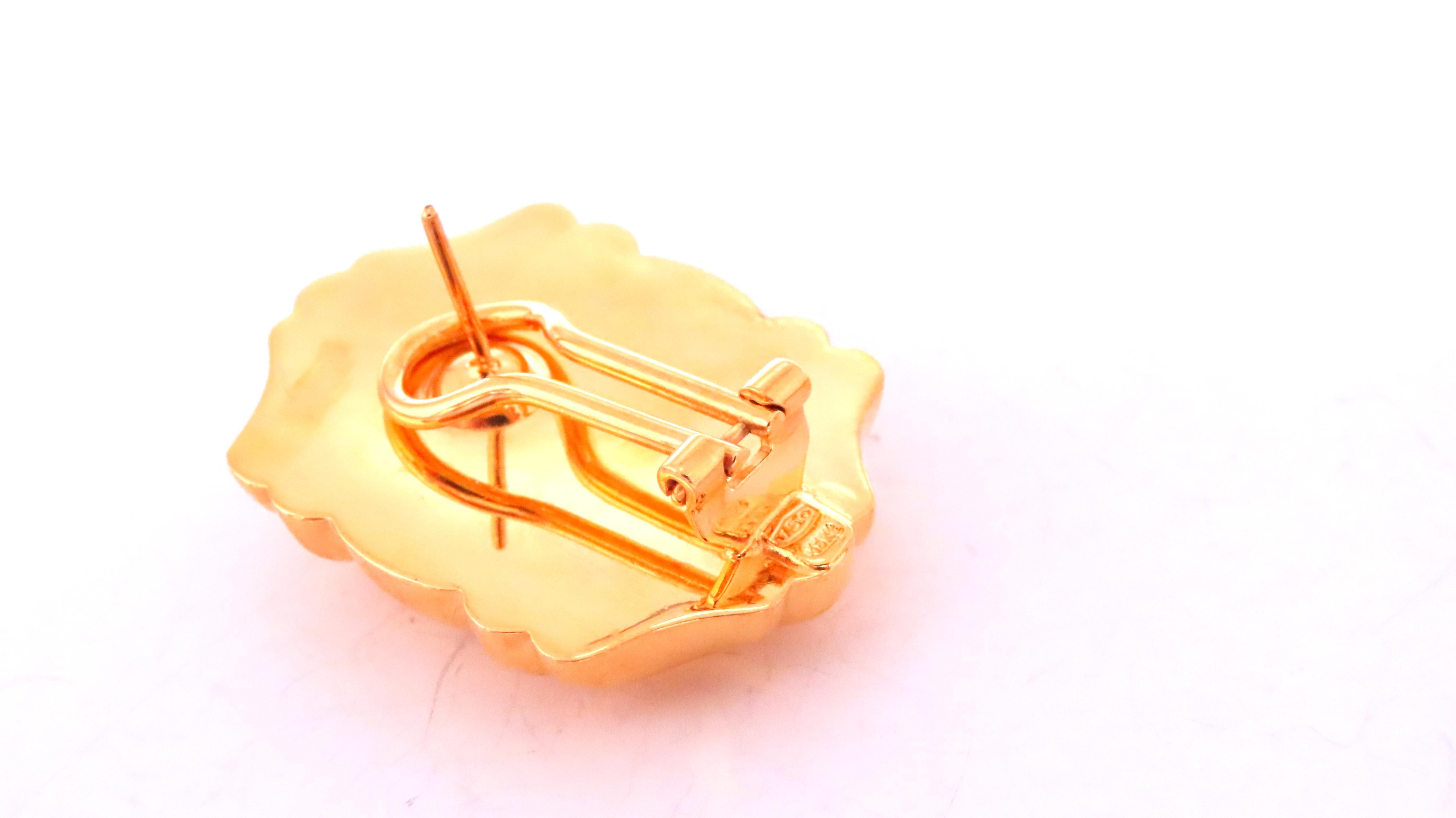 knocker statement prime 
wide high shine 
comfortable omega clips 
32 x 22m 
18kt yellow gold 17.3 grams