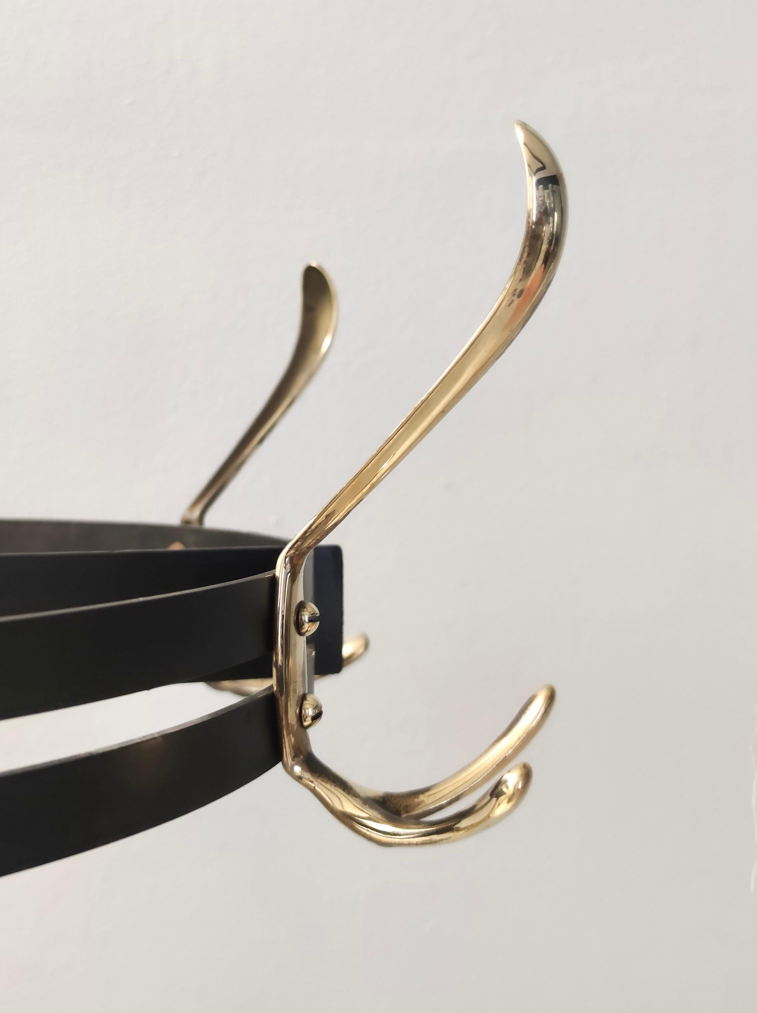 Vintage Revolving Brass and Varnished Iron Coat Rack, Italy In Excellent Condition For Sale In Bresso, Lombardy