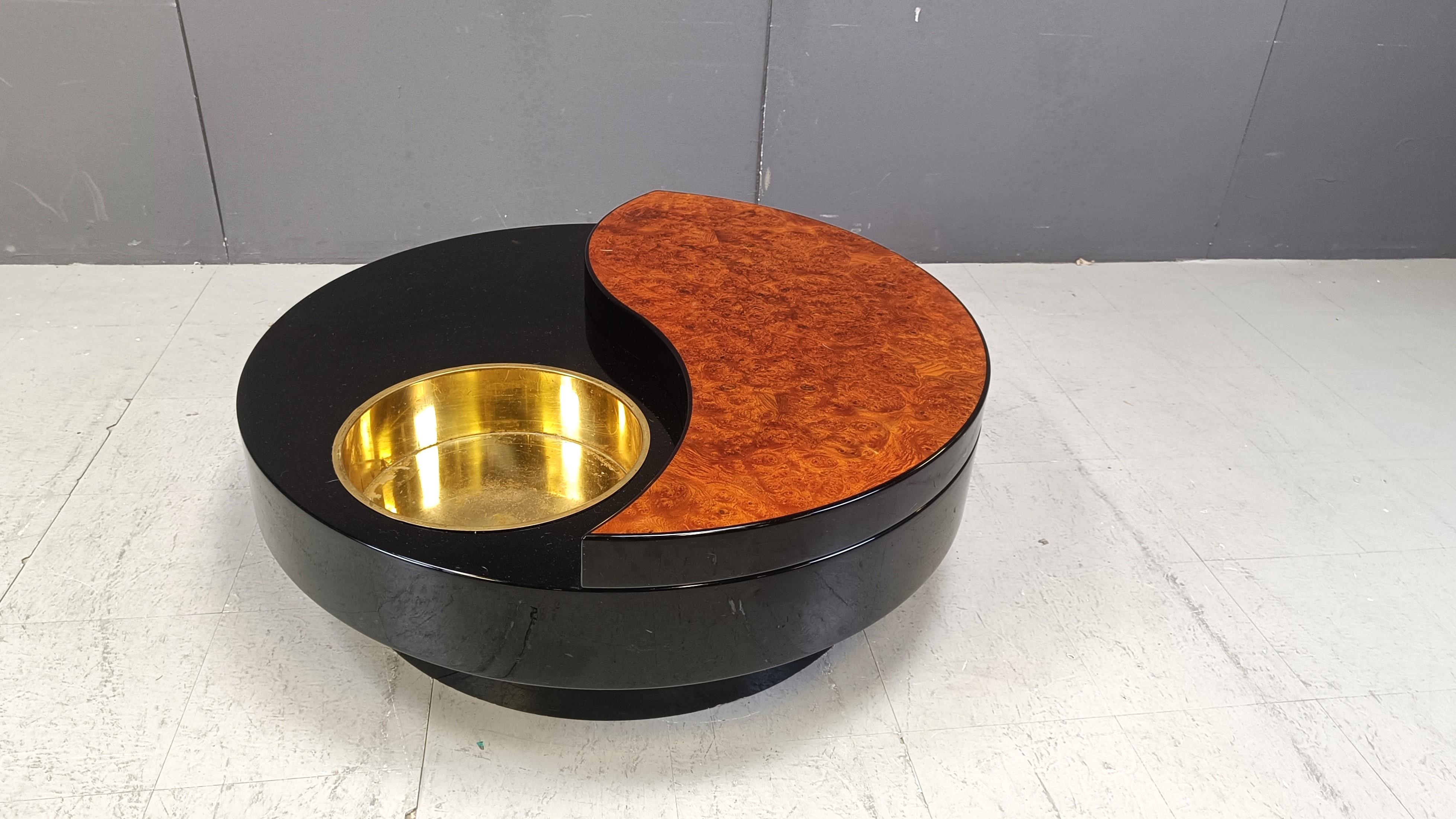 Hollywood Regency Vintage revolving coffee table in  burl and lacquer by Willy Rizzo, 1970s