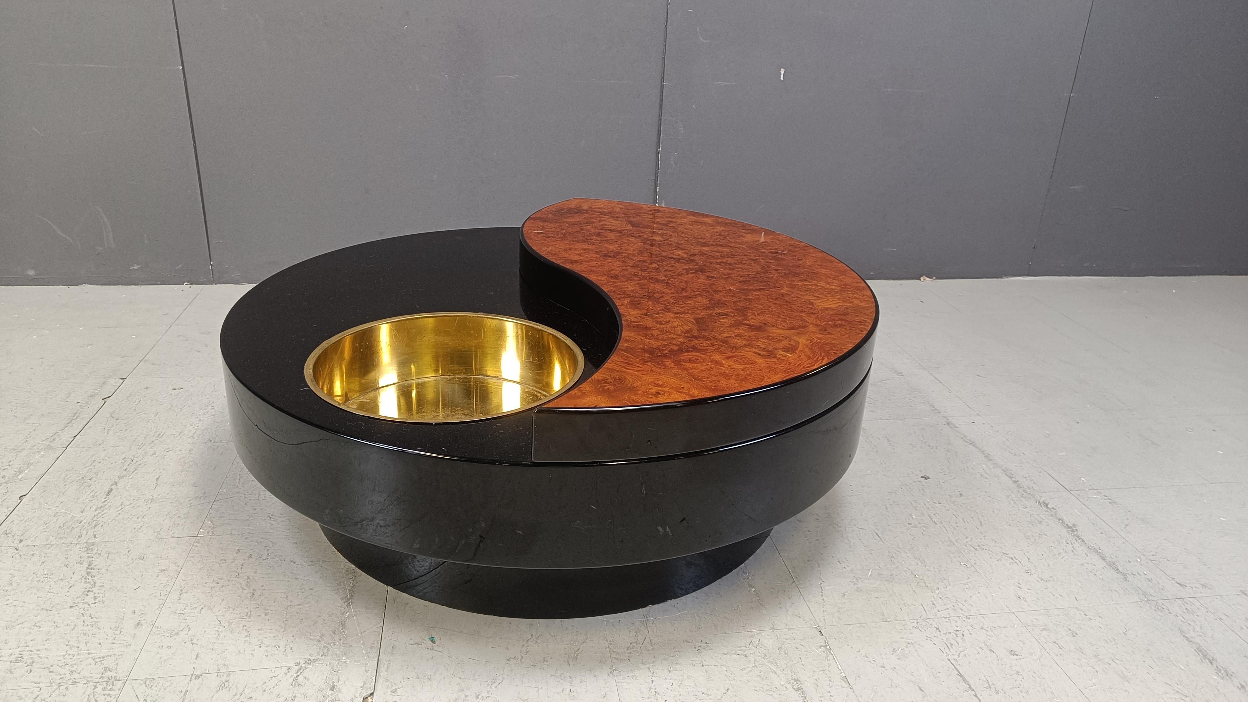 Italian Vintage revolving coffee table in  burl and lacquer by Willy Rizzo, 1970s
