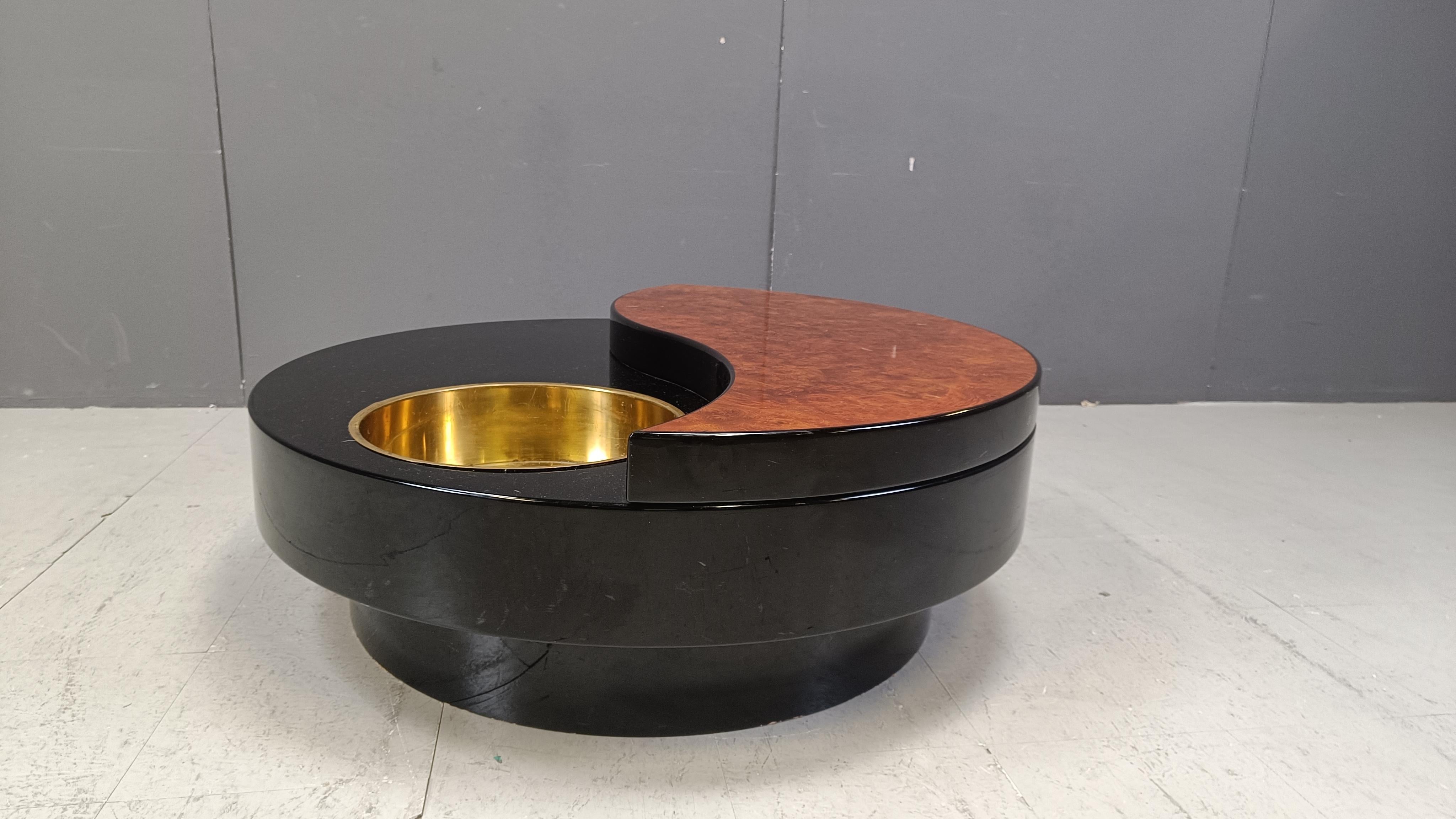 Vintage revolving coffee table in  burl and lacquer by Willy Rizzo, 1970s In Good Condition In Leuven, Vlaams Gewest