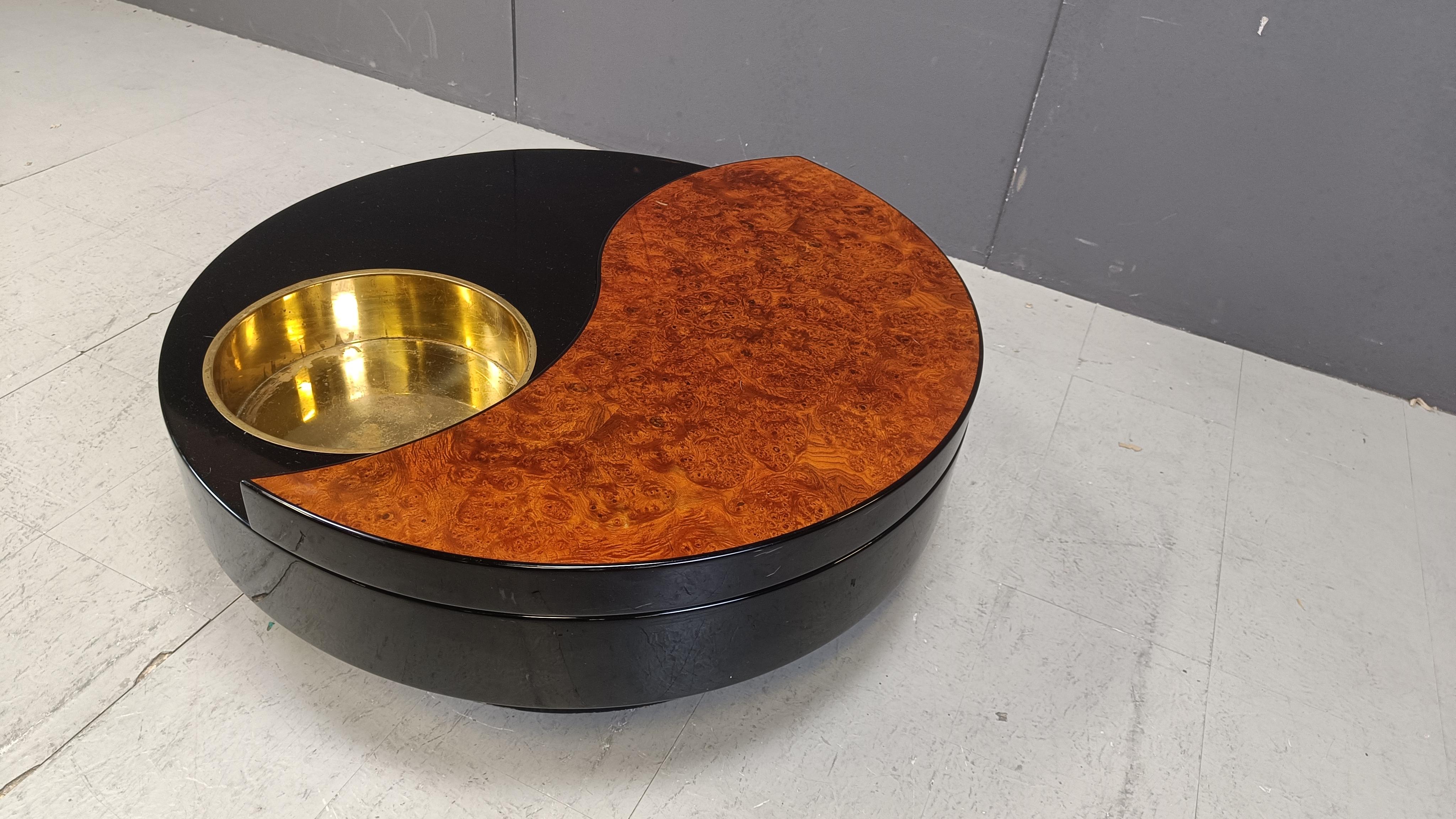 Brass Vintage revolving coffee table in  burl and lacquer by Willy Rizzo, 1970s