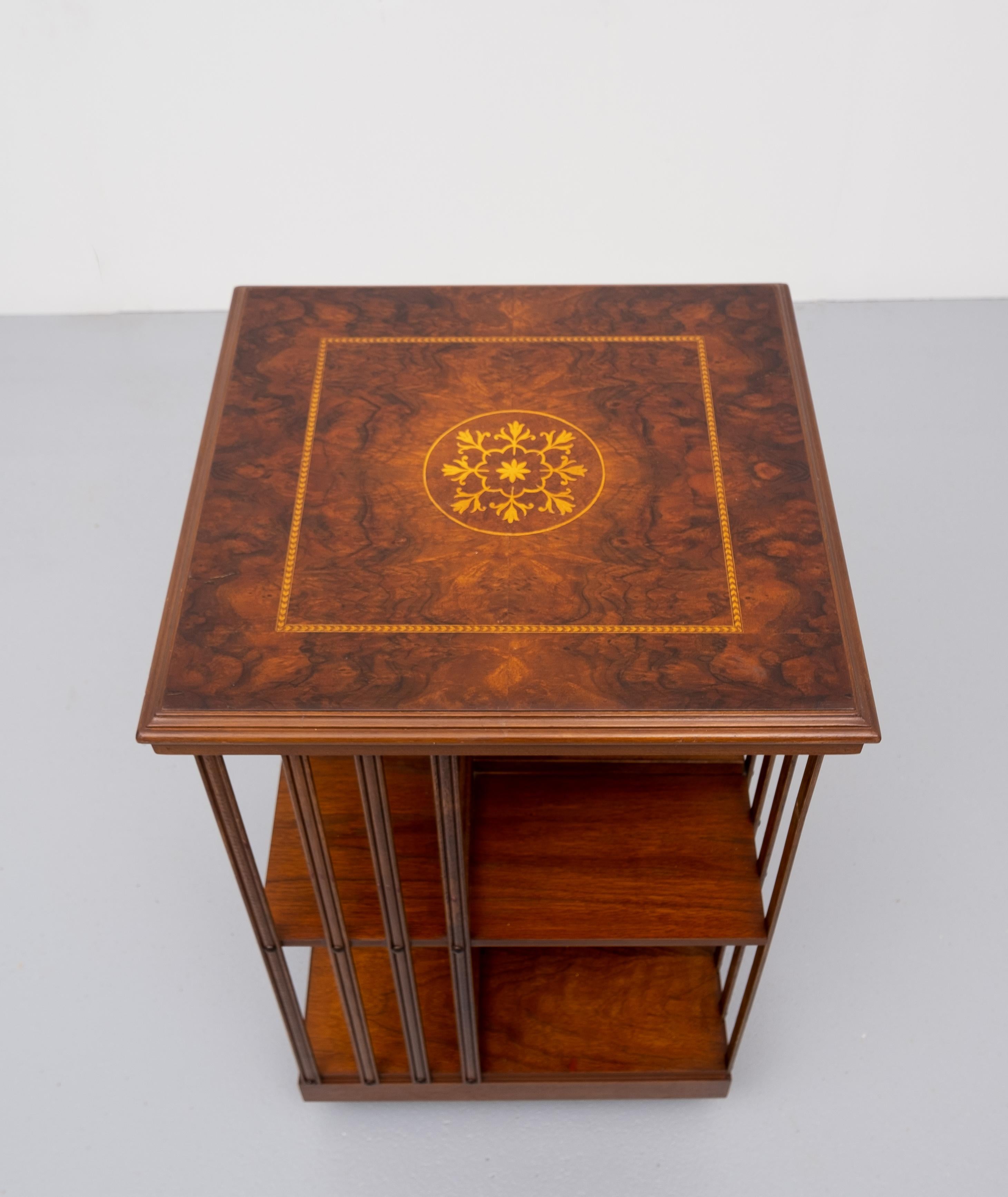 Beautiful burr walnut Sheraton inlaid revolving bookcases side table sized. Very nice looking
revolving bookcase.
  