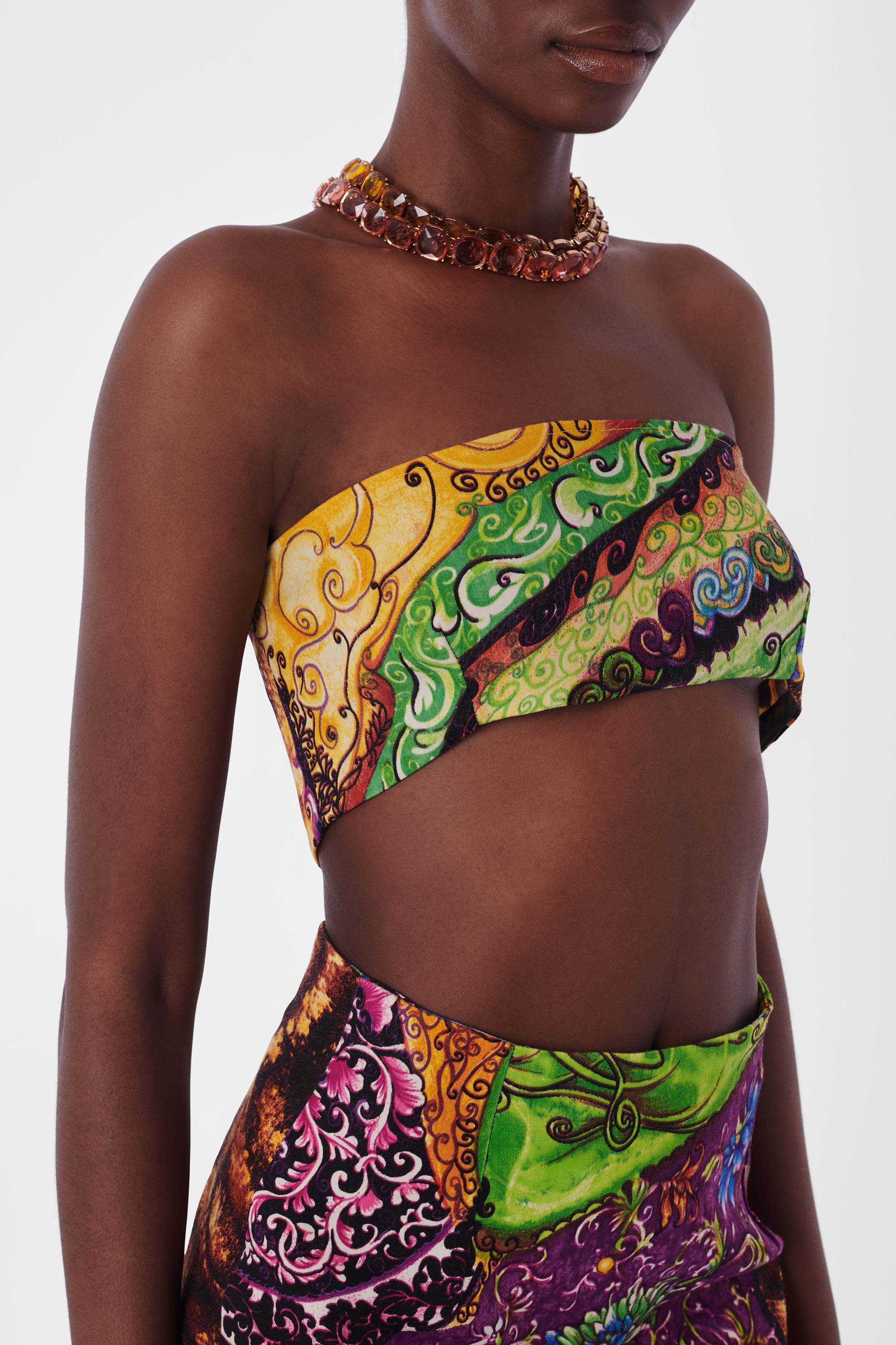 Siamo entusiasti di presentarti questo set di vestiti senza spalline Istante by Versace. Presenta un top senza spalline con ganci sulla schiena e una minigonna a vita alta abbinata con cerniera nascosta. In eccellenti condizioni vintage. Autenticità