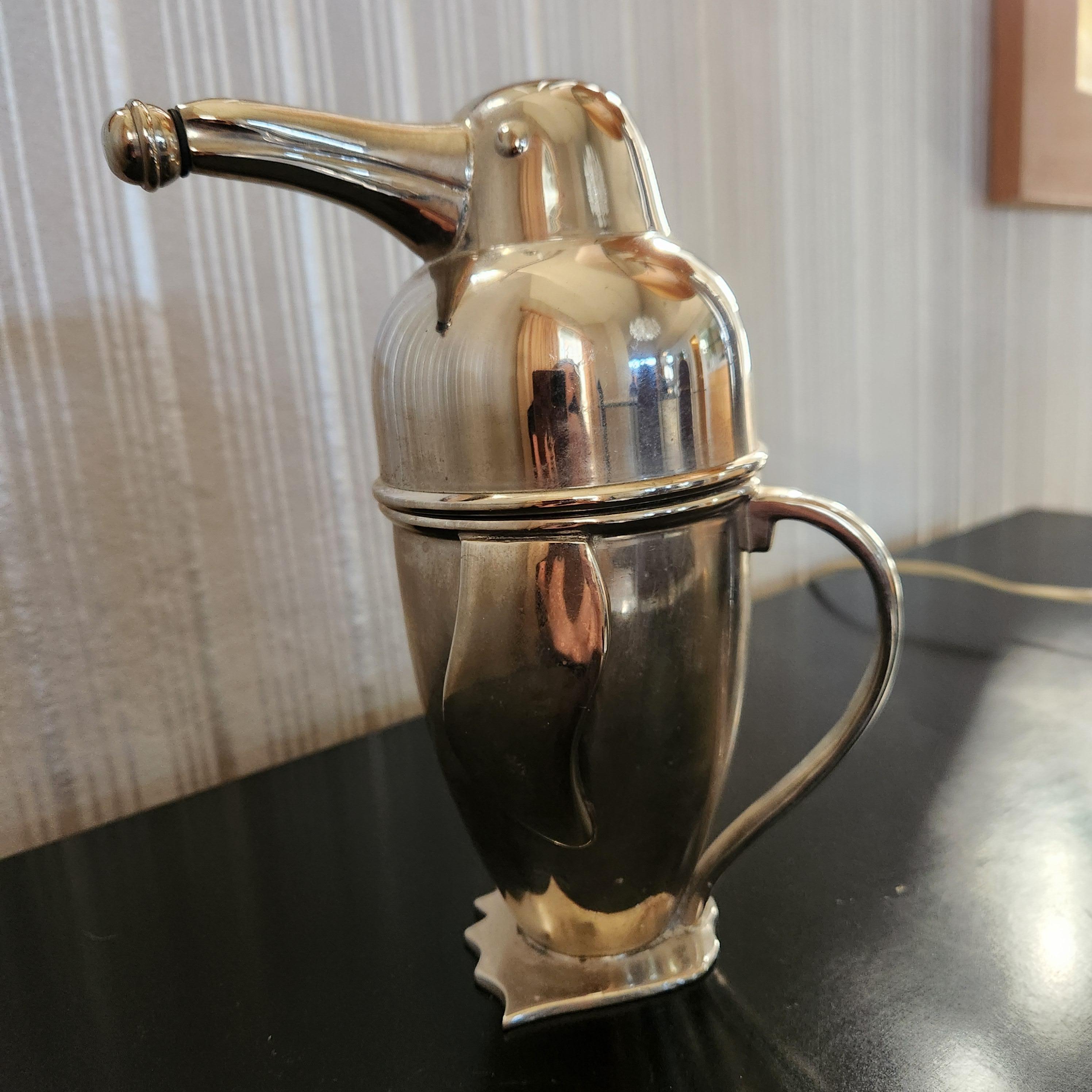 AMBIANIC presents
Restoration Hardware Art Deco Cocktail Shaker Penguin Server
1936 Napier style
approximately 8.5 tall x 11 diameter
stainless steel
stamped by maker
Preowned vintage condition unrestored
Review images