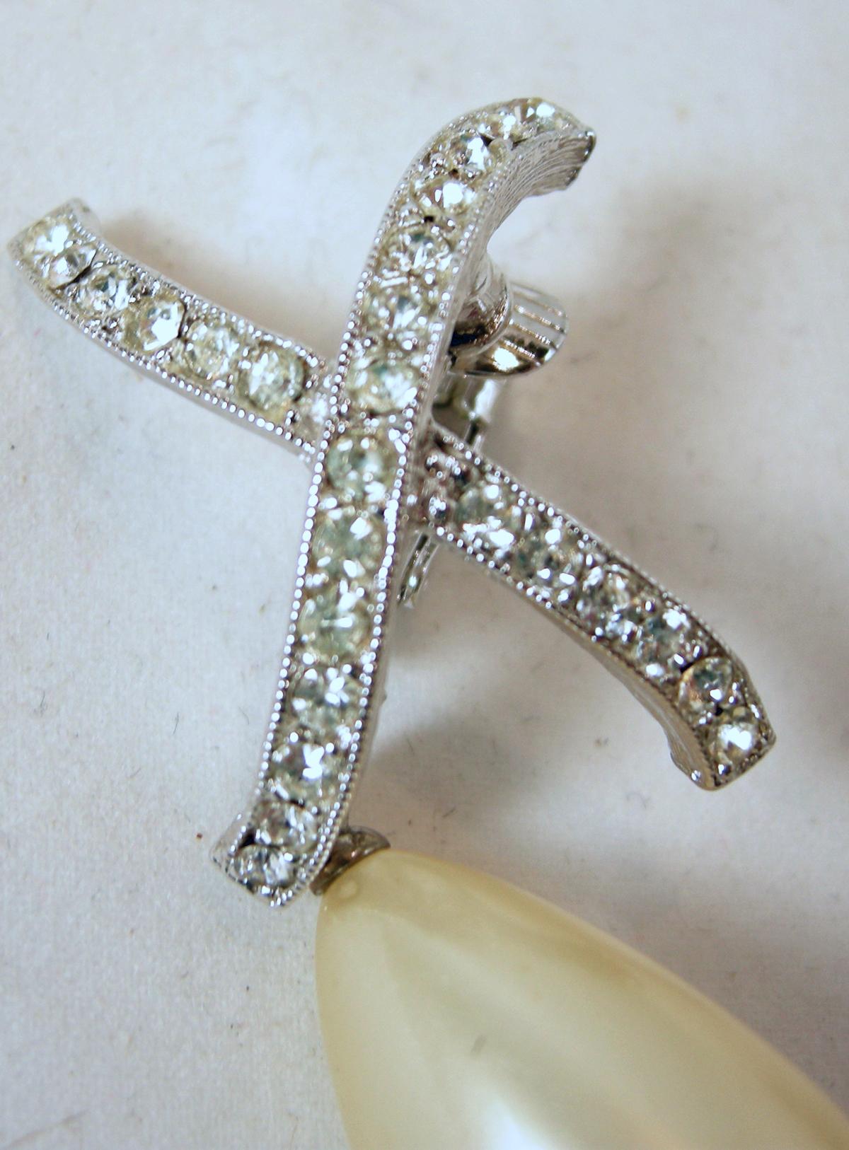 Vintage Rhinestone And Faux Pearl Drop Earrings In Good Condition For Sale In New York, NY