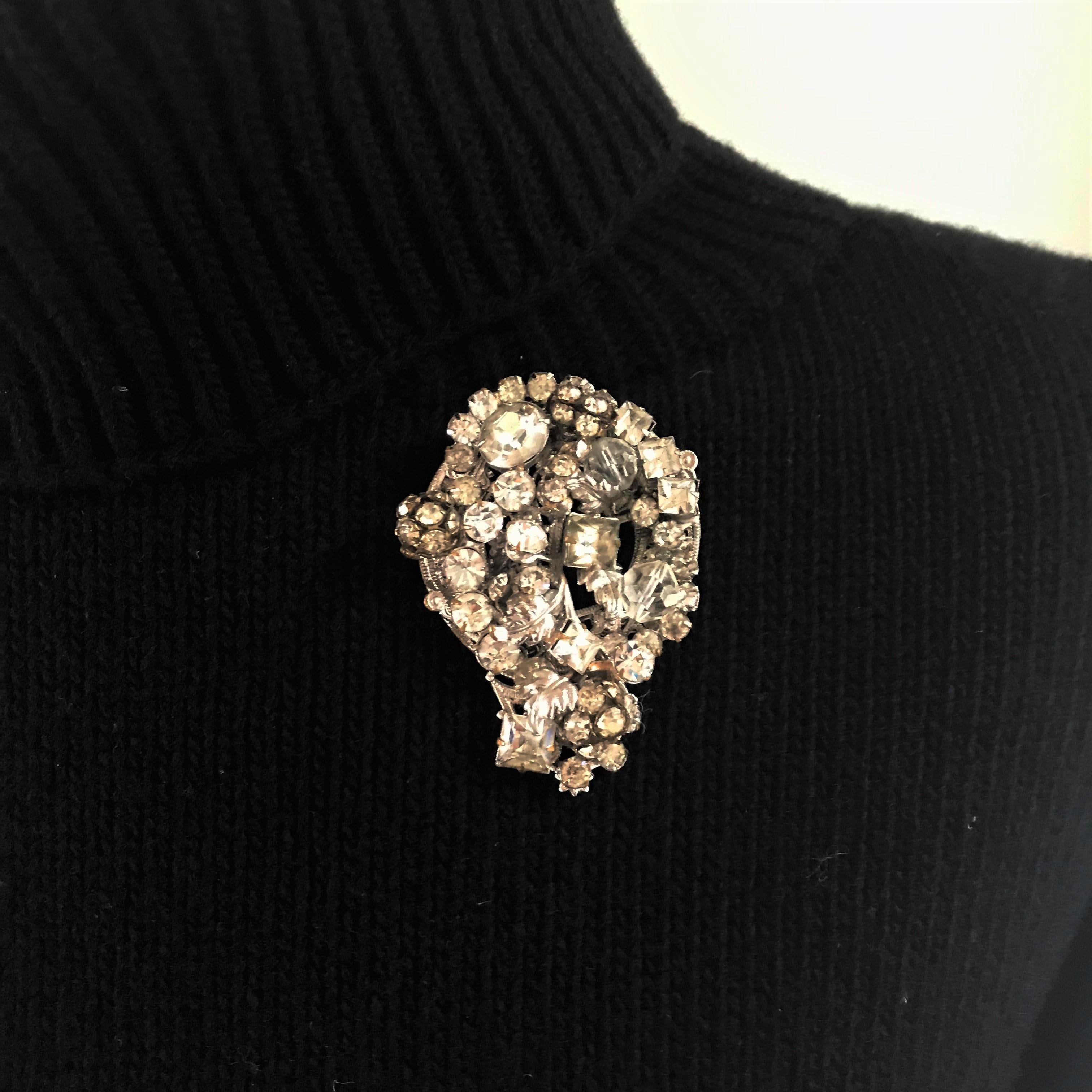 Women's Vintage rhinestone brooch sign. Original by Robert USA 1940/50s For Sale