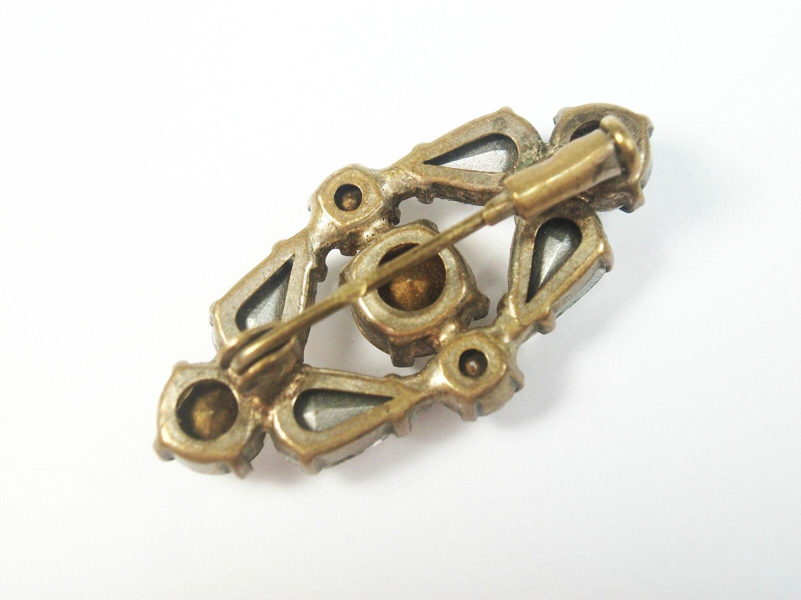 Vintage Rhinestone Brooch - Trombone Clasp - Unsigned - Circa 1950's For Sale 2
