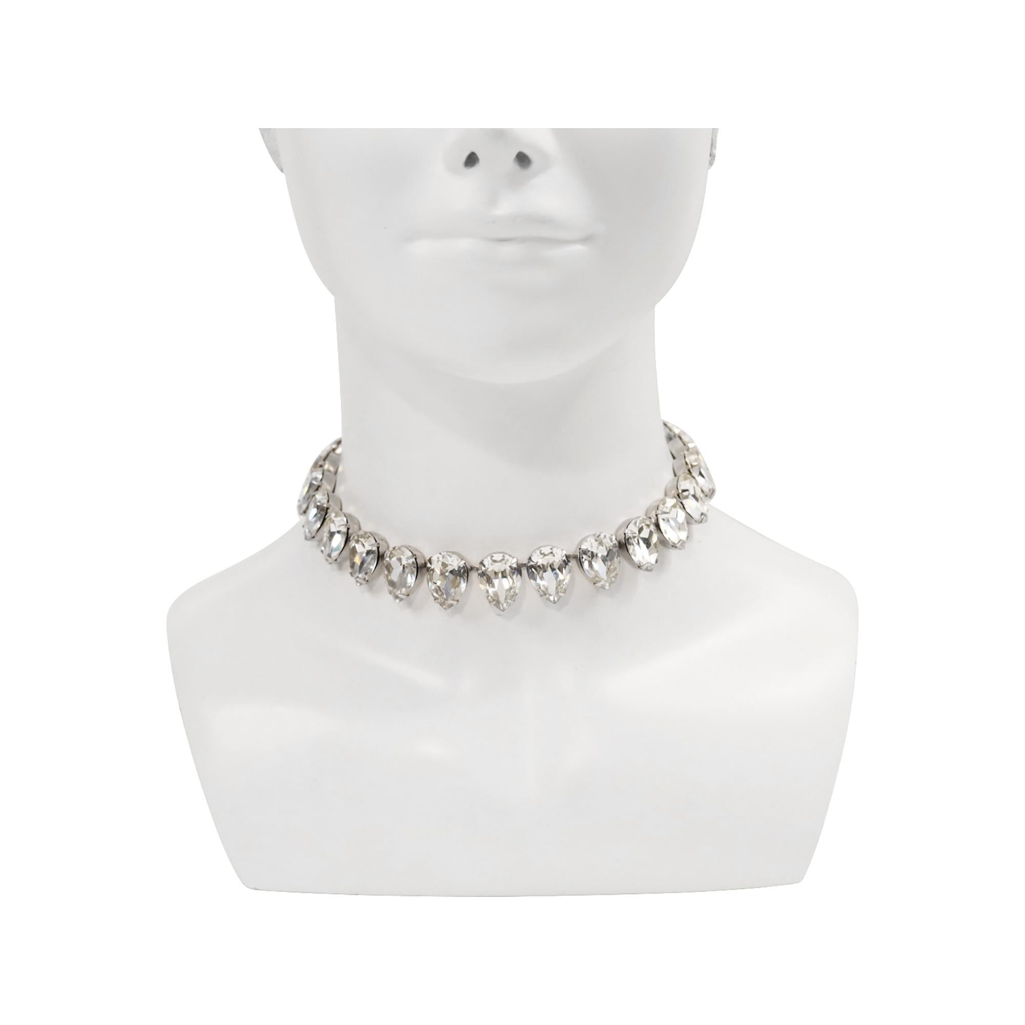 Vintage Diamante Pear Shape Choker Circa 1980s. Diese Halskette ist sowohl schick als auch lustig! Es ist so einfach und hat doch eine große Wirkung.  Meine Fotos werden ihm nicht gerecht.  Sie können es für einen ganz besonderen Anlass aufheben,