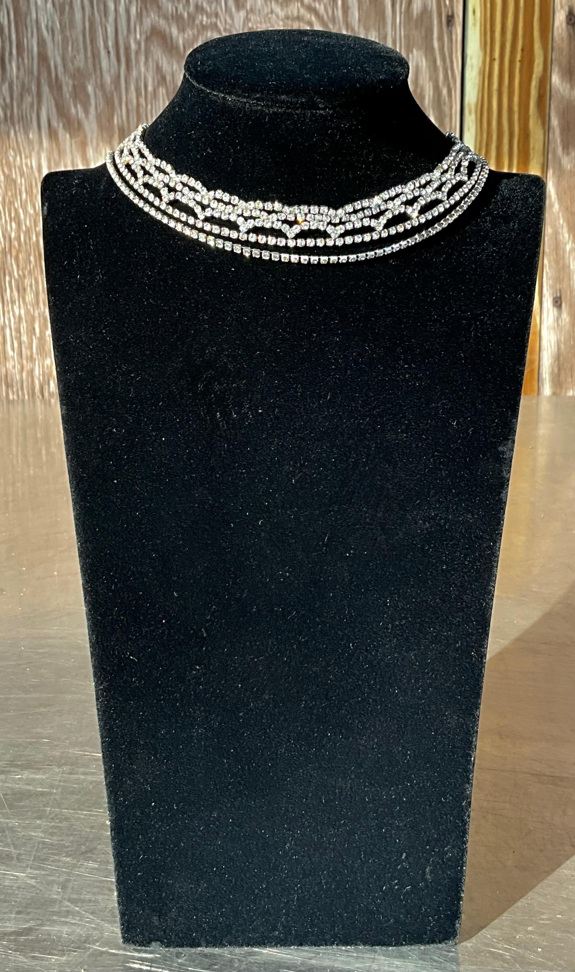 Collana girocollo a più fili con strass vintage In condizioni buone in vendita a Lake Worth Beach, FL