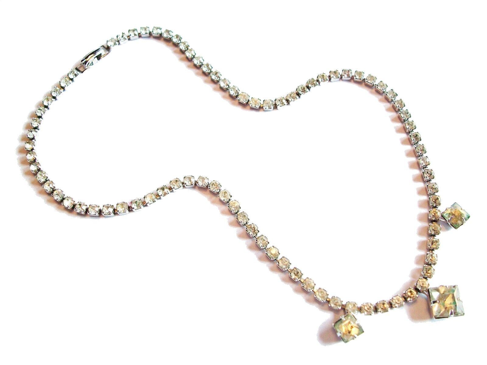 Art-Déco-Halskette mit Strasssteinen in Krallenform - unsigniert - um 1950.

Ausgezeichneter Vintage-Zustand - kein Verlust - keine Beschädigung - keine Reparaturen - starke und feste Spange.

Größe - 14 3/4
