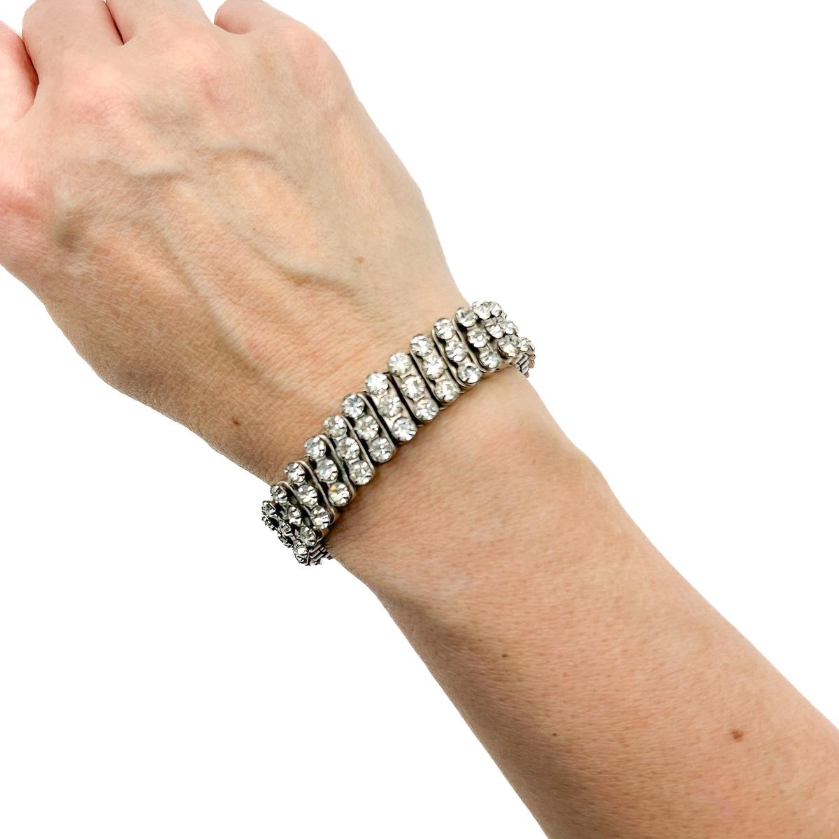 Manchette vintage extensible en strass. Ajoutez de l'allure et de l'éclat à ce bijou d'une classe éternelle.
Une beauté non signée. Un trésor rare. Ce n'est pas parce qu'un bijou ne porte pas le nom d'un designer qu'il n'est pas convoité. Les