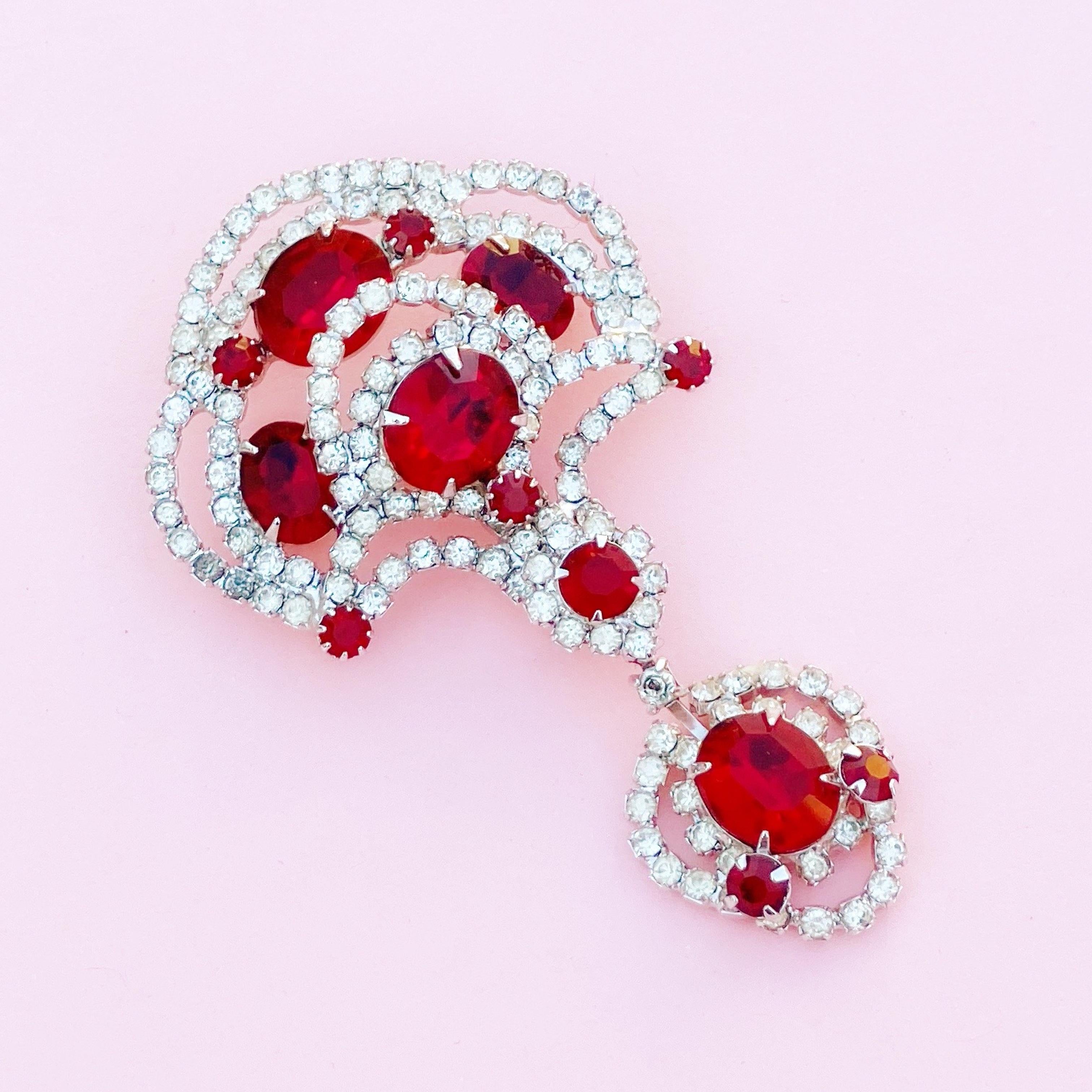 Broche vintage en cristal rouge rubis plaqué rhodium de Kramer, années 1940 Excellent état - En vente à McKinney, TX