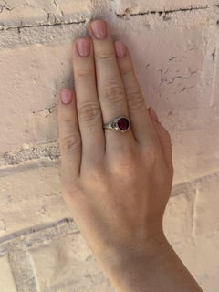 Anello di fidanzamento vintage con granato rodolite in oro bianco 18 carati