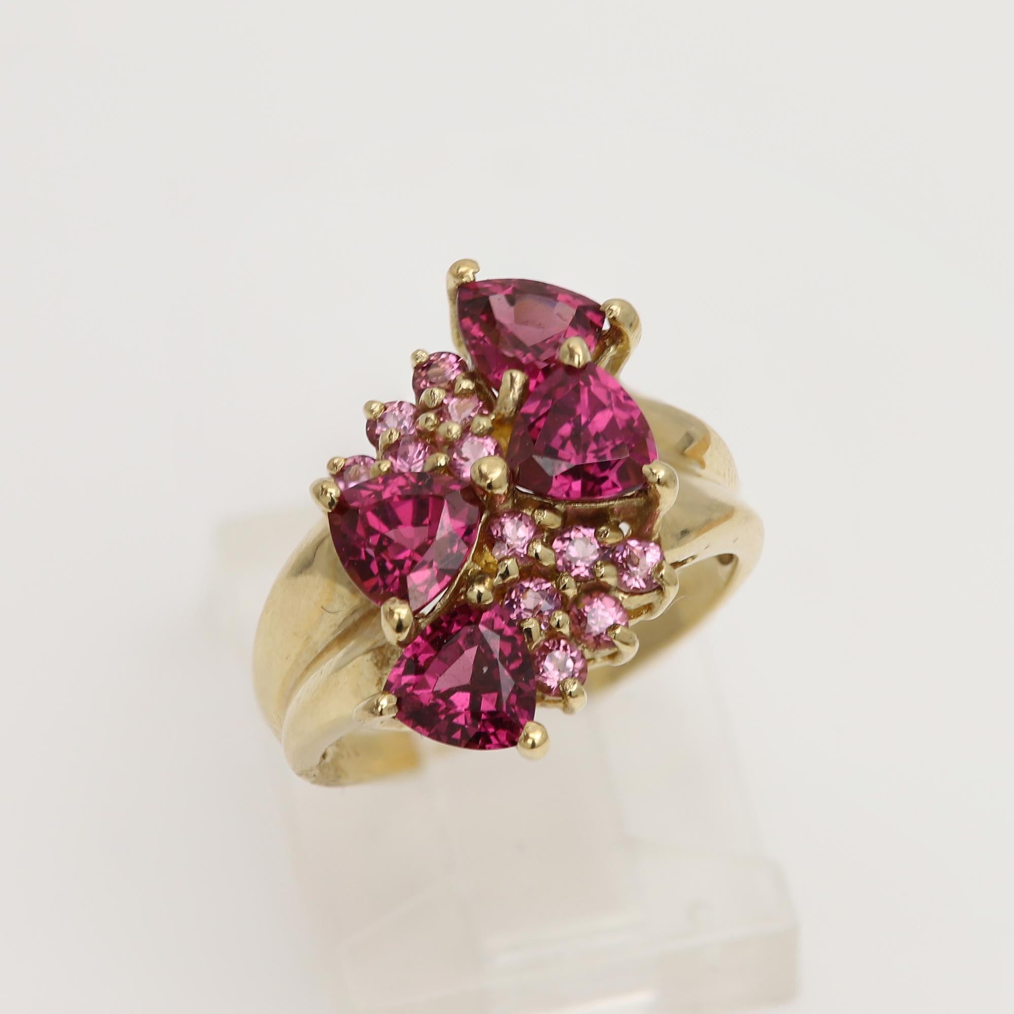 Vintage - comme neuf 
Grappe de rhodolite et de tourmaline Gemme naturelle
Riche couleur rougeâtre et pourpre
Or jaune 10k 3,60 grammes
Doigt de gant 5 (peut être redimensionné)
Quatre pierres de rhodolite naturelles en forme de triangle de 5 mm