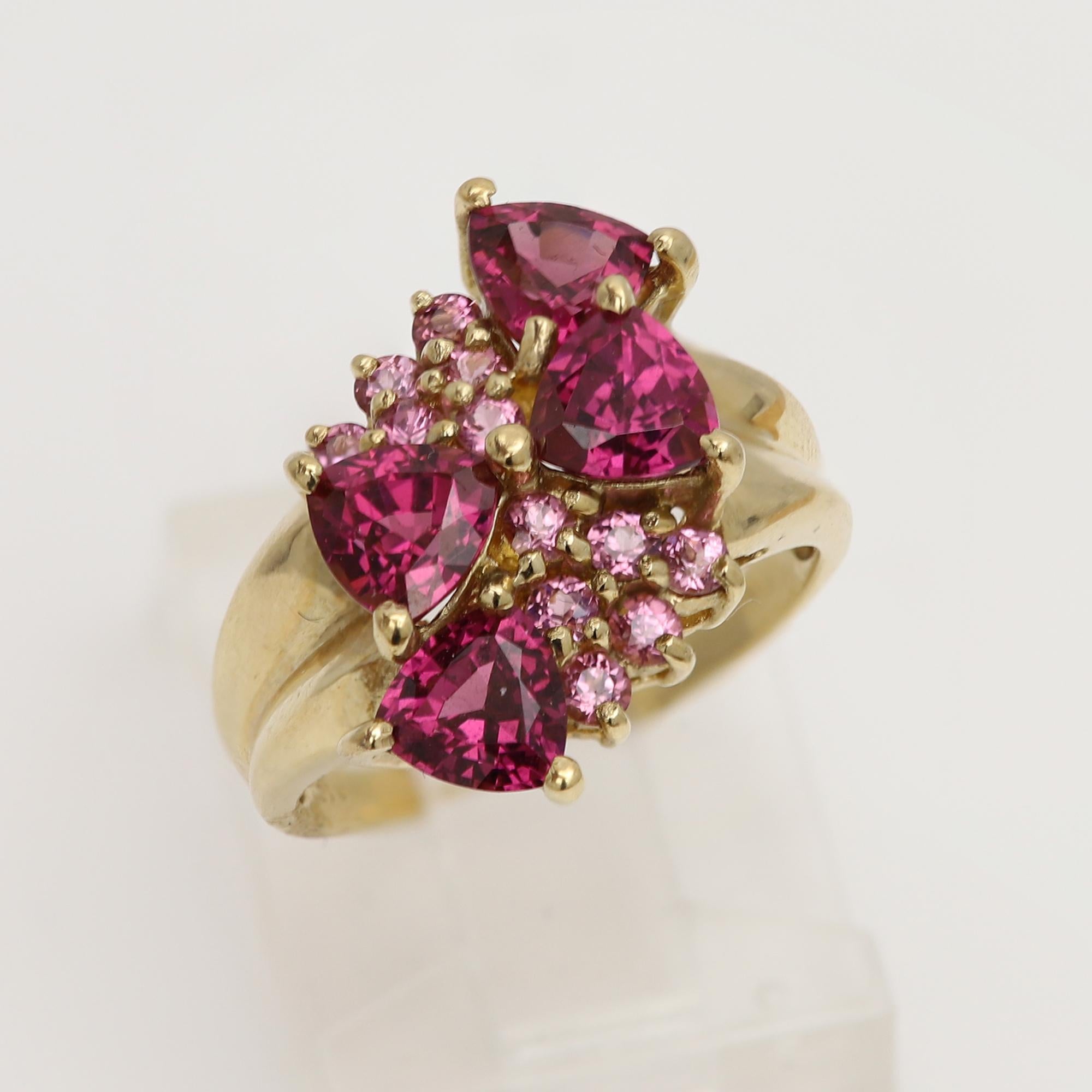 Taille trillion Vintage Rhodolite Ring 10 Karat Gold Trillian shape Cluster Gemstones en vente