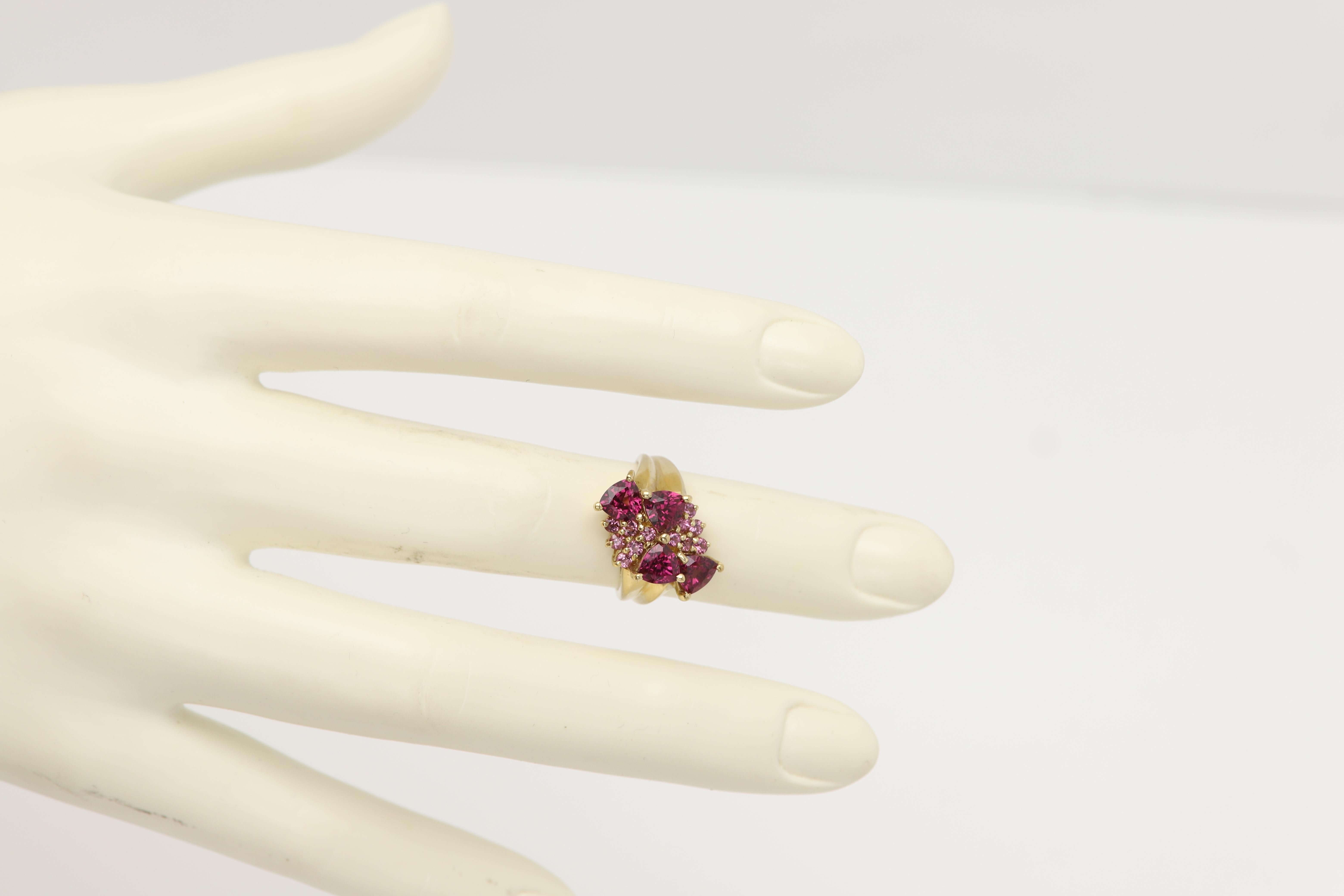 Vintage Rhodolite Ring 10 Karat Gold Trillian shape Cluster Gemstones Pour femmes en vente