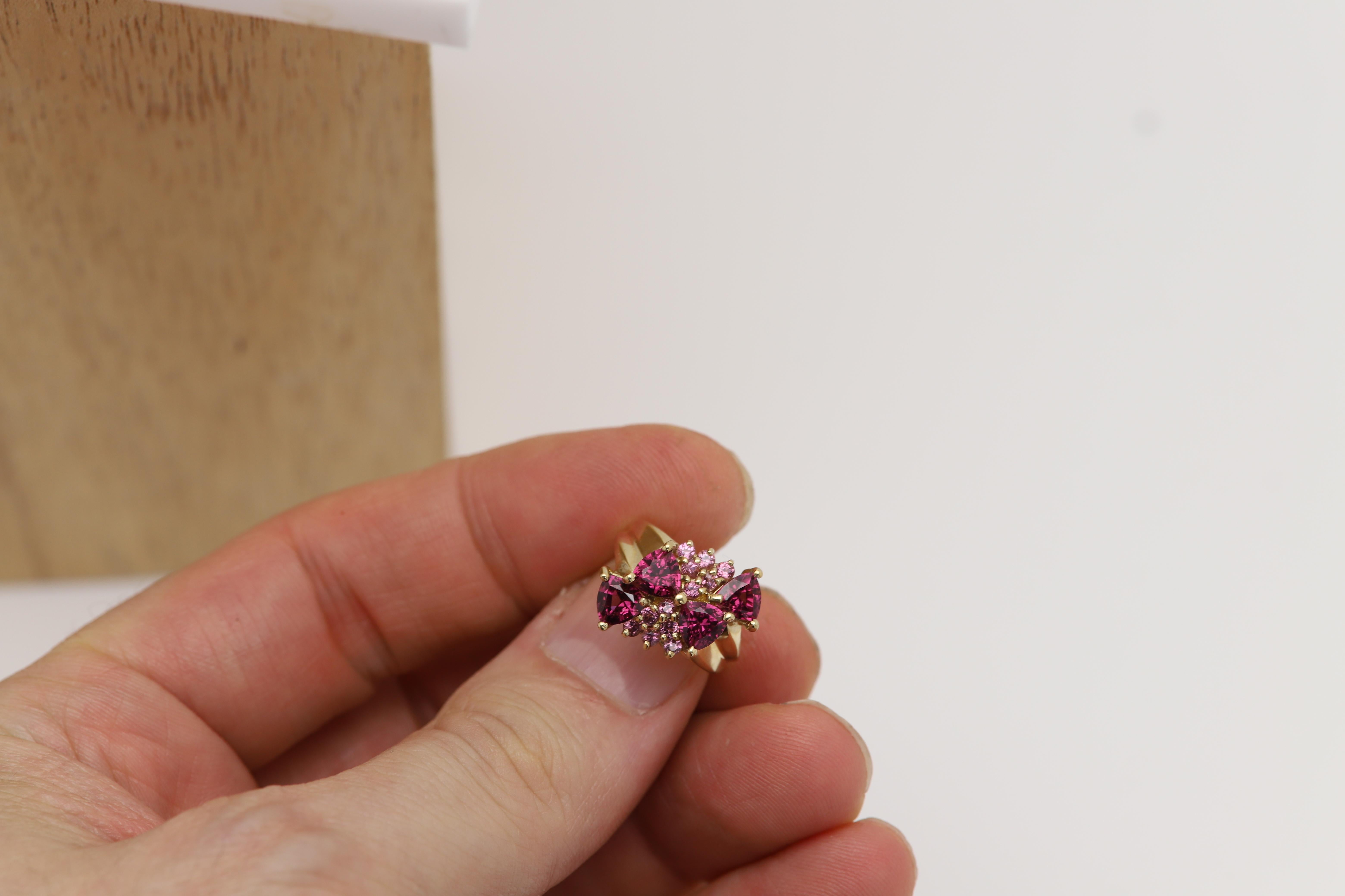 Vintage Rhodolite Ring 10 Karat Gold Trillian shape Cluster Gemstones en vente 1