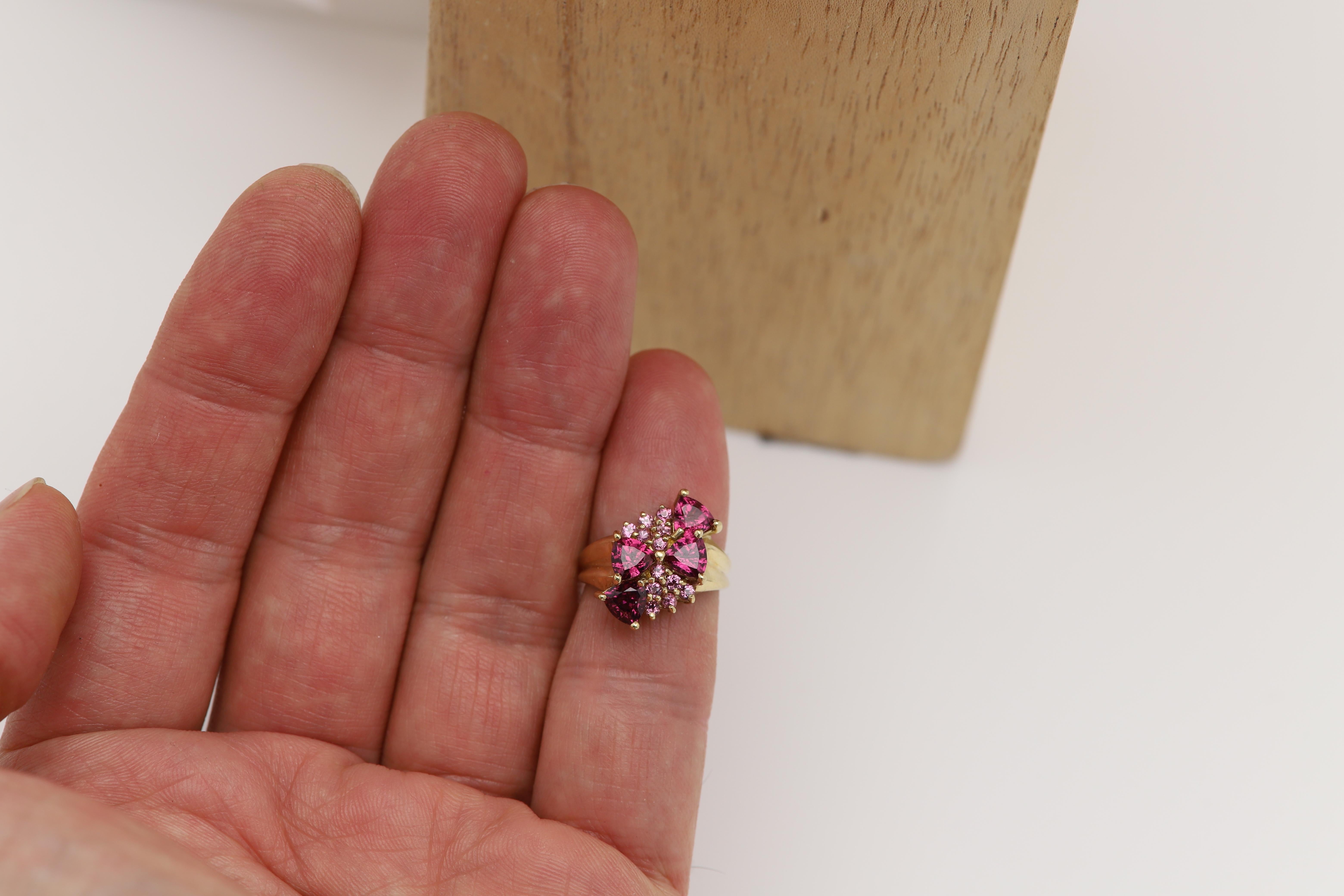 Vintage Rhodolite Ring 10 Karat Gold Trillian shape Cluster Gemstones en vente 2