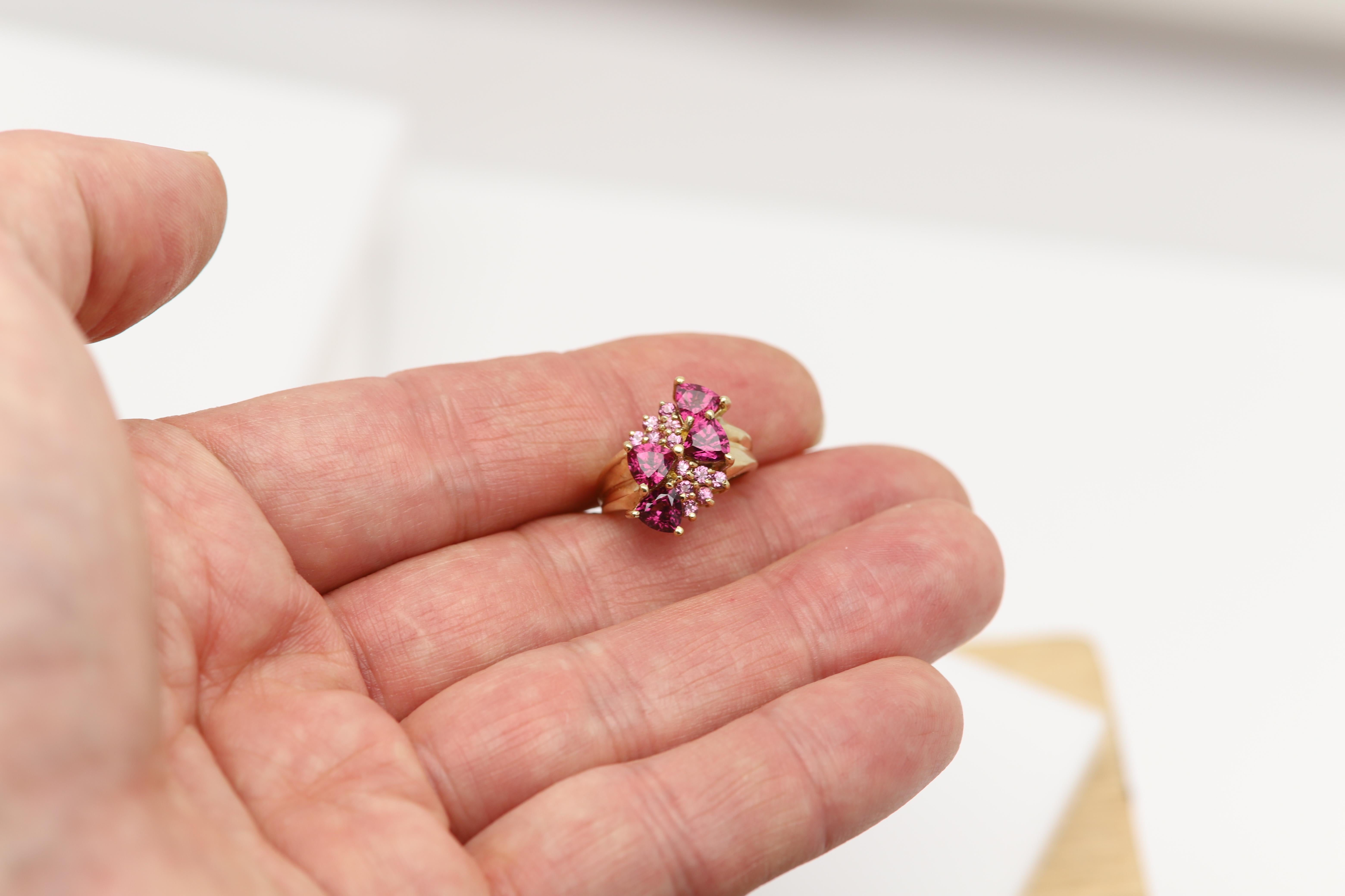 Vintage Rhodolite Ring 10 Karat Gold Trillian shape Cluster Gemstones en vente 3