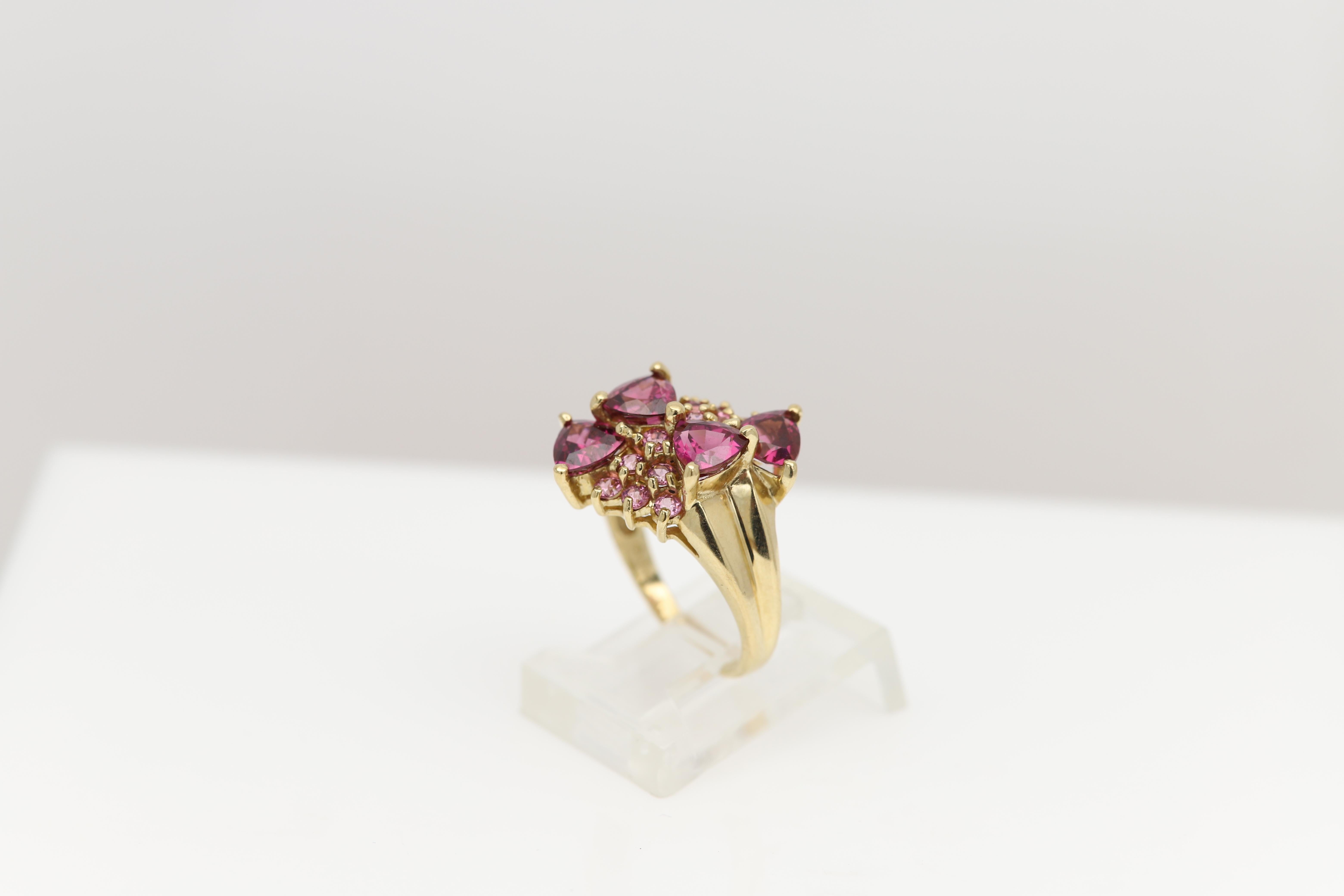 Vintage Rhodolite Ring 10 Karat Gold Trillian shape Cluster Gemstones en vente 4