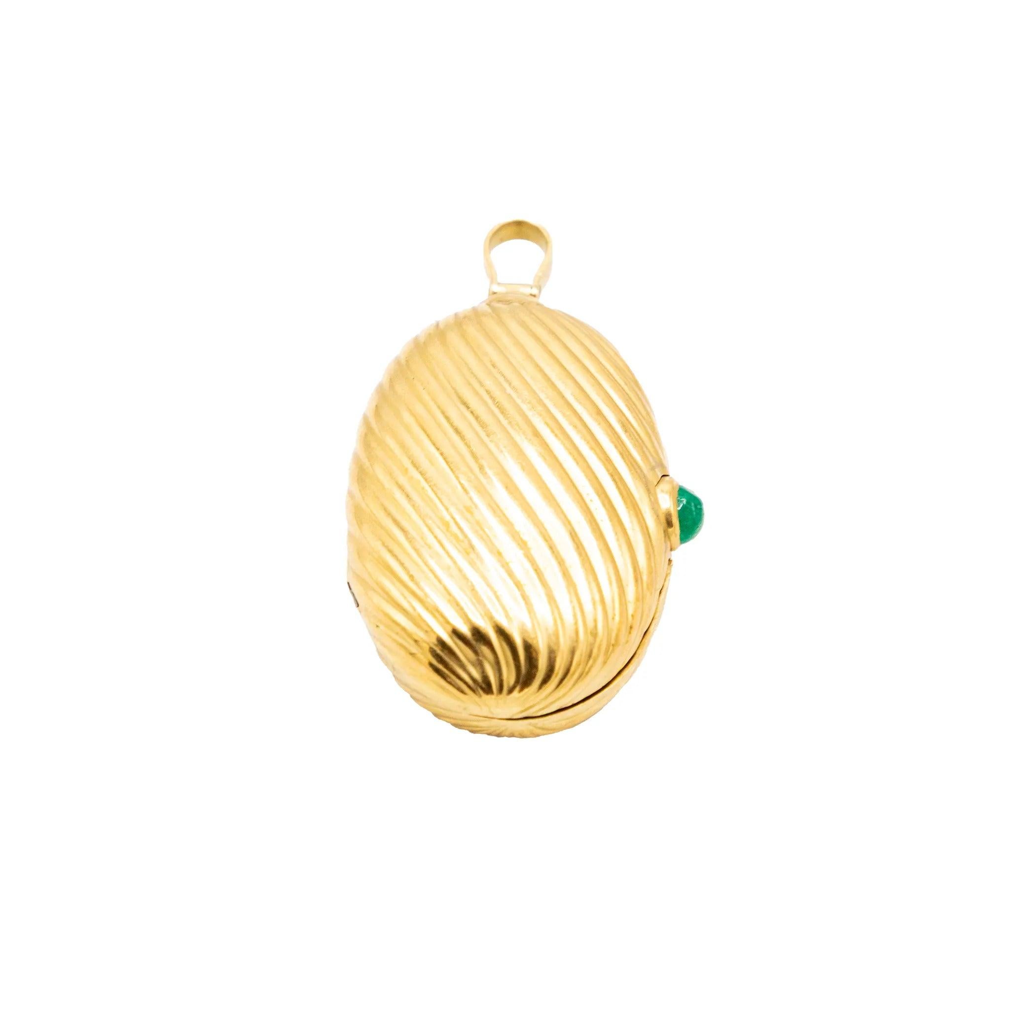 Élégante et sculpturale, cette boîte à pilules vintage est fabriquée en or jaune 18 carats et présente un design 
